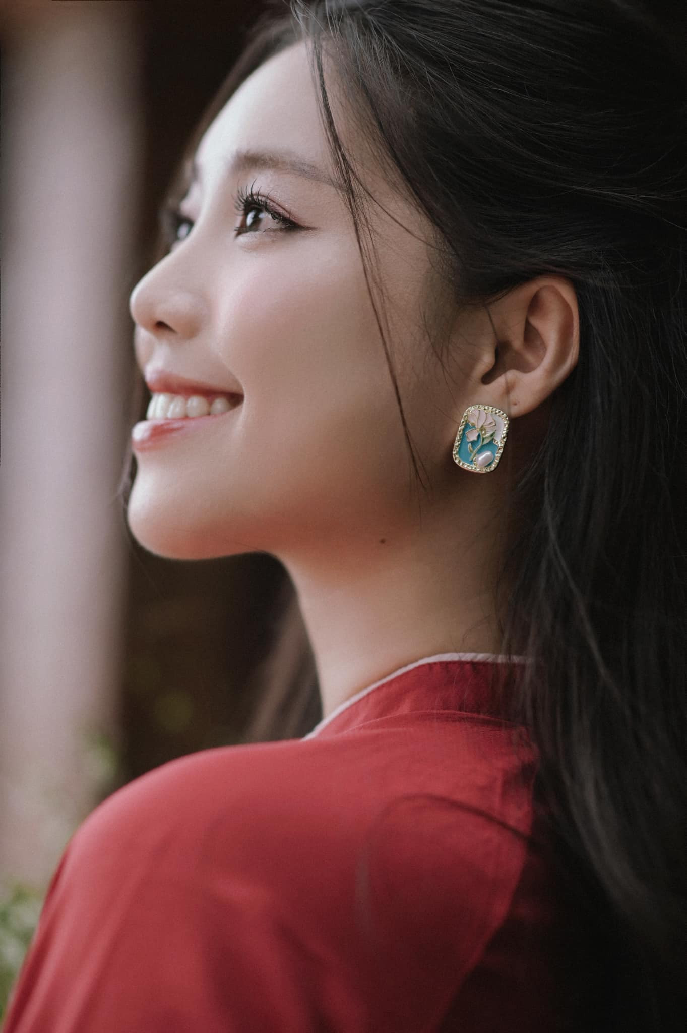 “Sau khi tôi nhận được tin vui lọt vào Top 41 thí sinh chung khảo, mẹ tôi đã nhắn lời chúc mừng, còn chị tôi thì xúc động đến mức không thể nói nên lời. Bố tôi, với kinh nghiệm là một cán bộ chính trị trong quân đội, luôn là người động viên và hướng dẫn tôi cách thuyết trình, giúp tôi tự tin hơn trong từng bước đi”, cô chia sẻ.