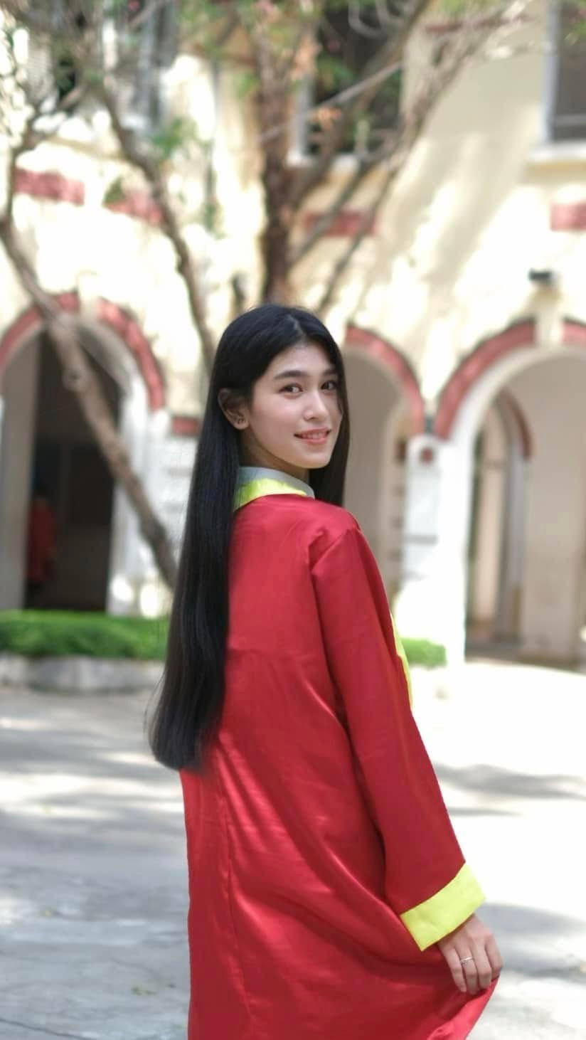 Ngoài đời, nữ sinh Học viện Ngoại giao trung thành với kiểu tóc thẳng tự nhiên và để mặt mộc.