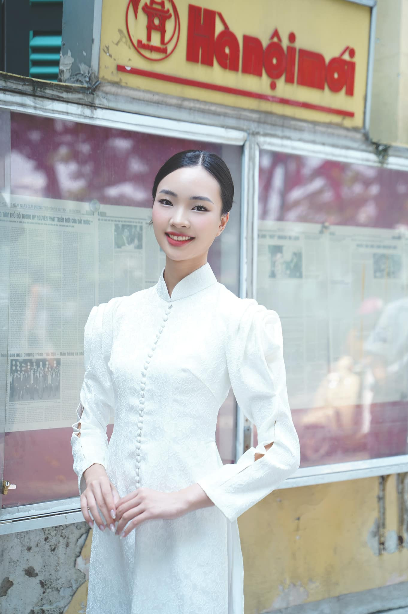 Hiện Hồng Duyên theo đuổi công việc người mẫu ảnh và trình diễn trên sàn diễn thời trang.