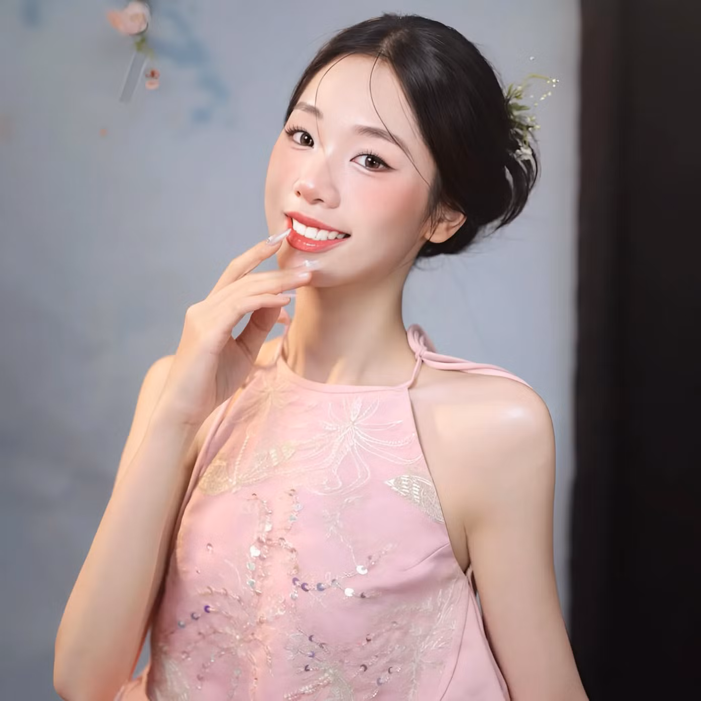 Ngoài đời Thùy Dương có phong cách ngọt ngào, dịu dàng. Cô thu hút người đối diện bằng đôi mắt sáng, thông minh và nụ cười tươi.