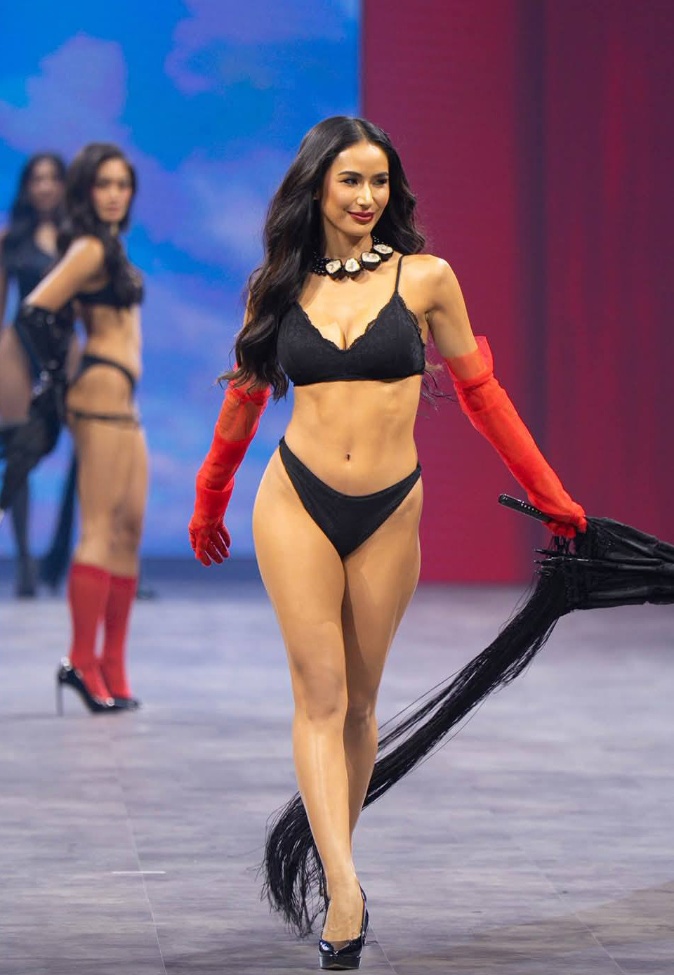 Dàn hoa hậu, á hậu, người đẹp Philippines trình diễn mẫu nội y đen, kết hợp phụ kiện ô trên sàn diễn.