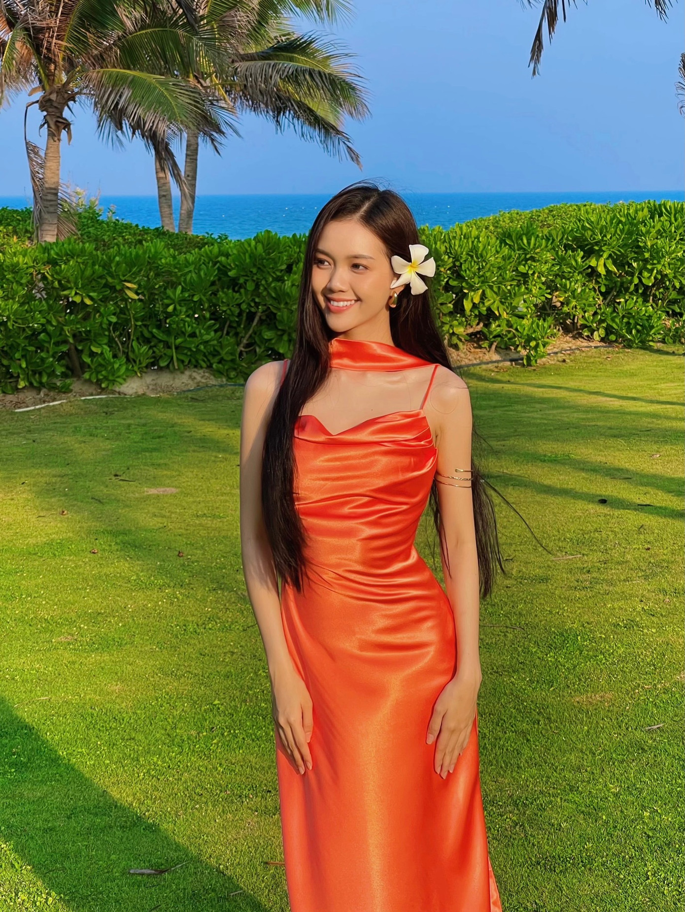 Nữ MC song ngữ thường để tóc thẳng, tự nhiên. Cô có gương mặt bầu bĩnh và nụ cười rạng rỡ, dễ gây thiện cảm với người đối diện.