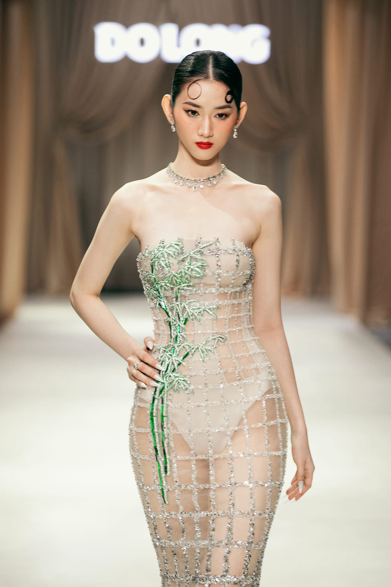 Khi bước chân vào đại học, Hải Yến học cách tự lập, trưởng thành và theo đuổi công việc người mẫu để trang trải các chi phí trong cuộc sống. Công việc này cũng giúp Hải Yến có cái nhìn đa chiều hơn về cái đẹp cũng như có thêm kiến thức về ngành thời trang Việt Nam.