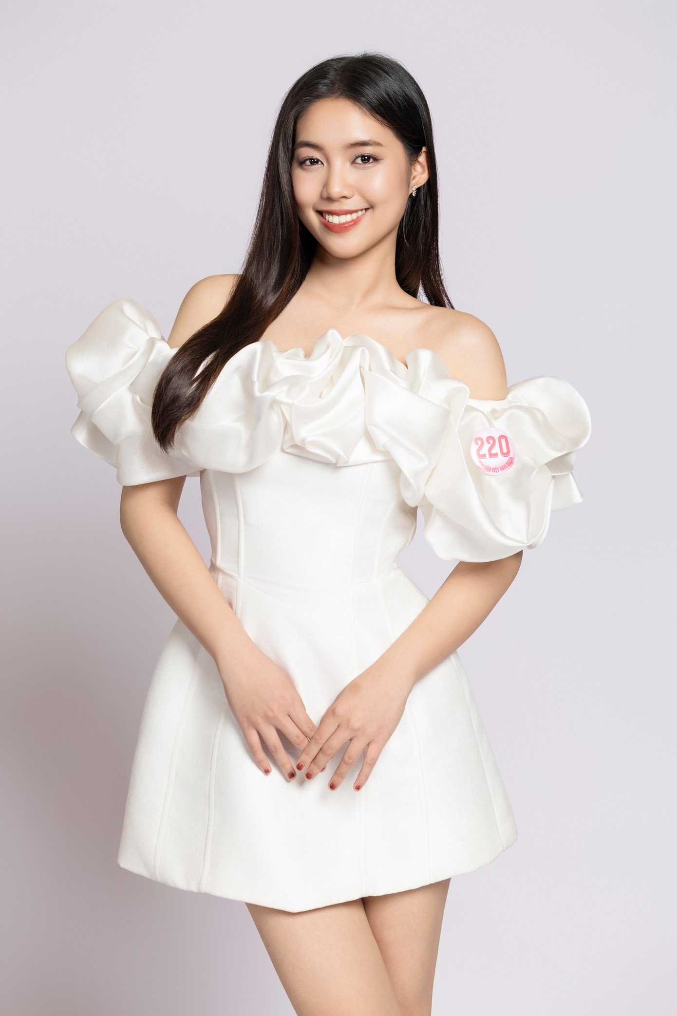 Thí sinh Trần Ngọc Châu Anh, SBD 220, sinh năm 2003, đến từ Hà Nội, sinh viên Học viện Âm nhạc Quốc gia Hà Nội.