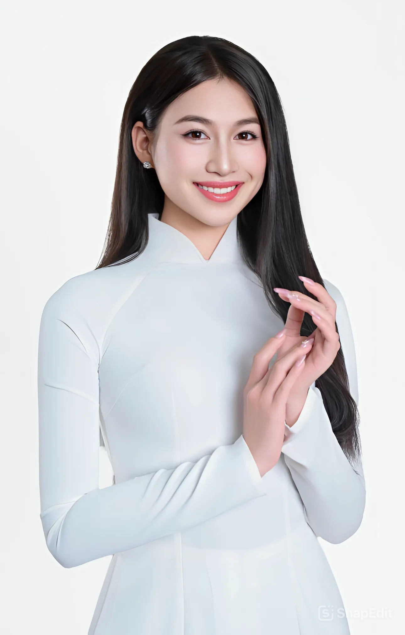 "Người ta thường nhắc đến con gái Huế với hình ảnh e ấp trong tà áo dài, giọng nói nhẹ nhàng và phong thái nền nã. Sự dịu dàng đã trở thành một nét đặc trưng của người con gái Huế từ bao đời nay. Tuy nhiên, trong thời đại mới, tôi thấy con gái Huế không chỉ dịu dàng mà còn đầy bản lĩnh", cô chia sẻ.