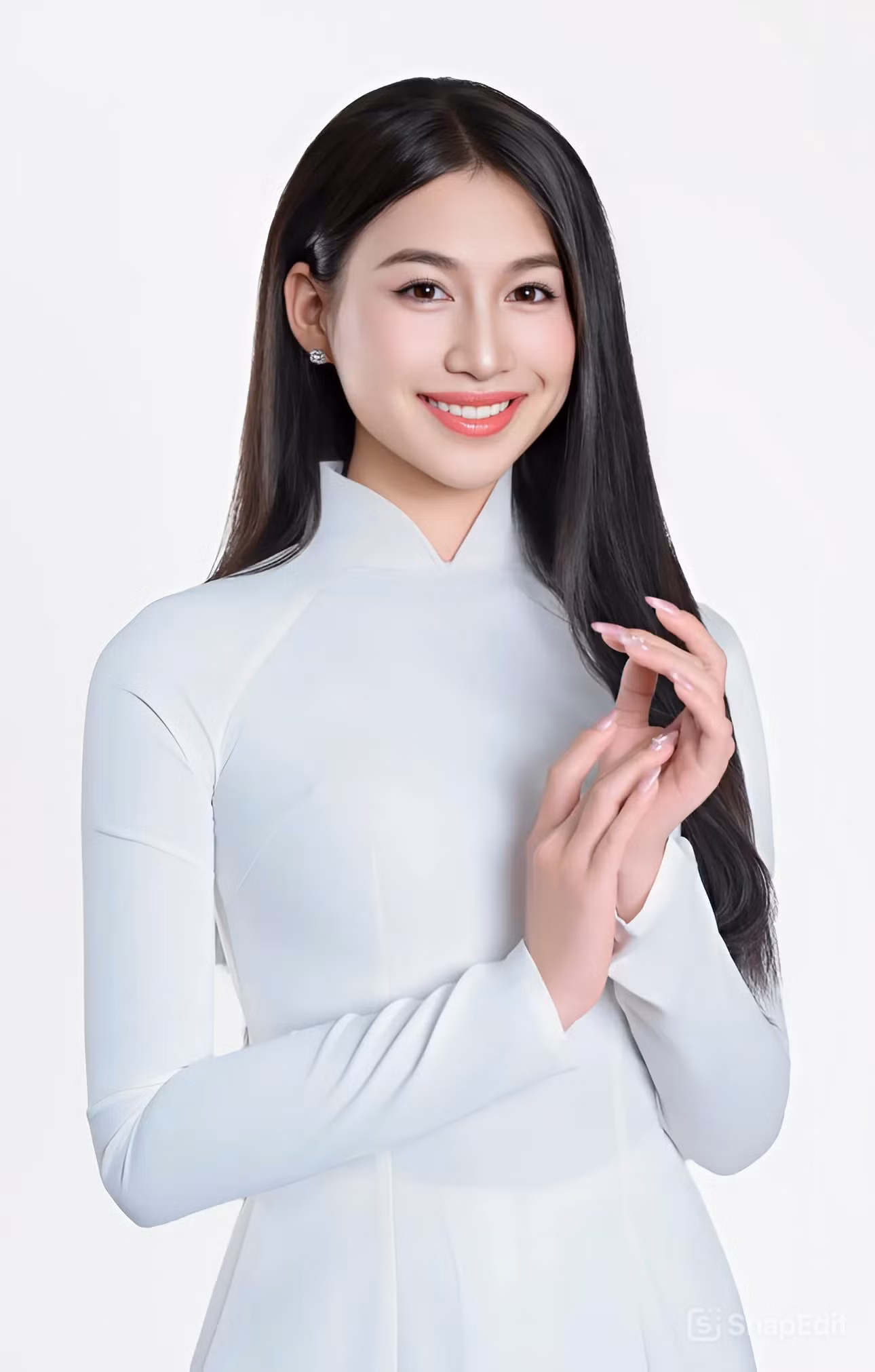 "Người ta thường nhắc đến con gái Huế với hình ảnh e ấp trong tà áo dài, giọng nói nhẹ nhàng và phong thái nền nã. Sự dịu dàng đã trở thành một nét đặc trưng của người con gái Huế từ bao đời nay. Tuy nhiên, trong thời đại mới, tôi thấy con gái Huế không chỉ dịu dàng mà còn đầy bản lĩnh", cô chia sẻ.
