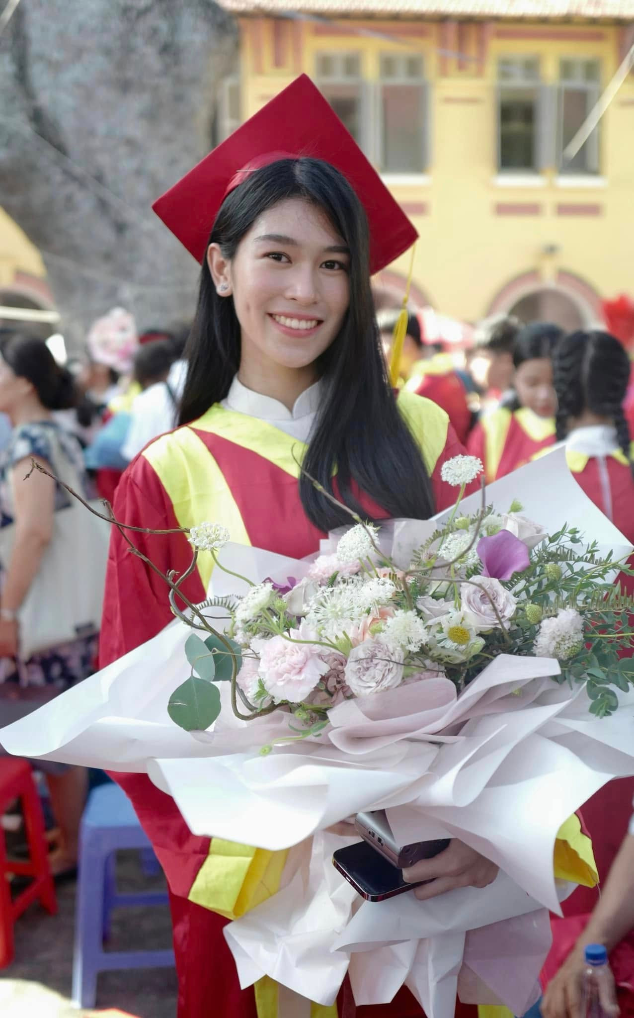 Ngoài đời, nữ sinh Học viện Ngoại giao trung thành với kiểu tóc thẳng tự nhiên và để mặt mộc.