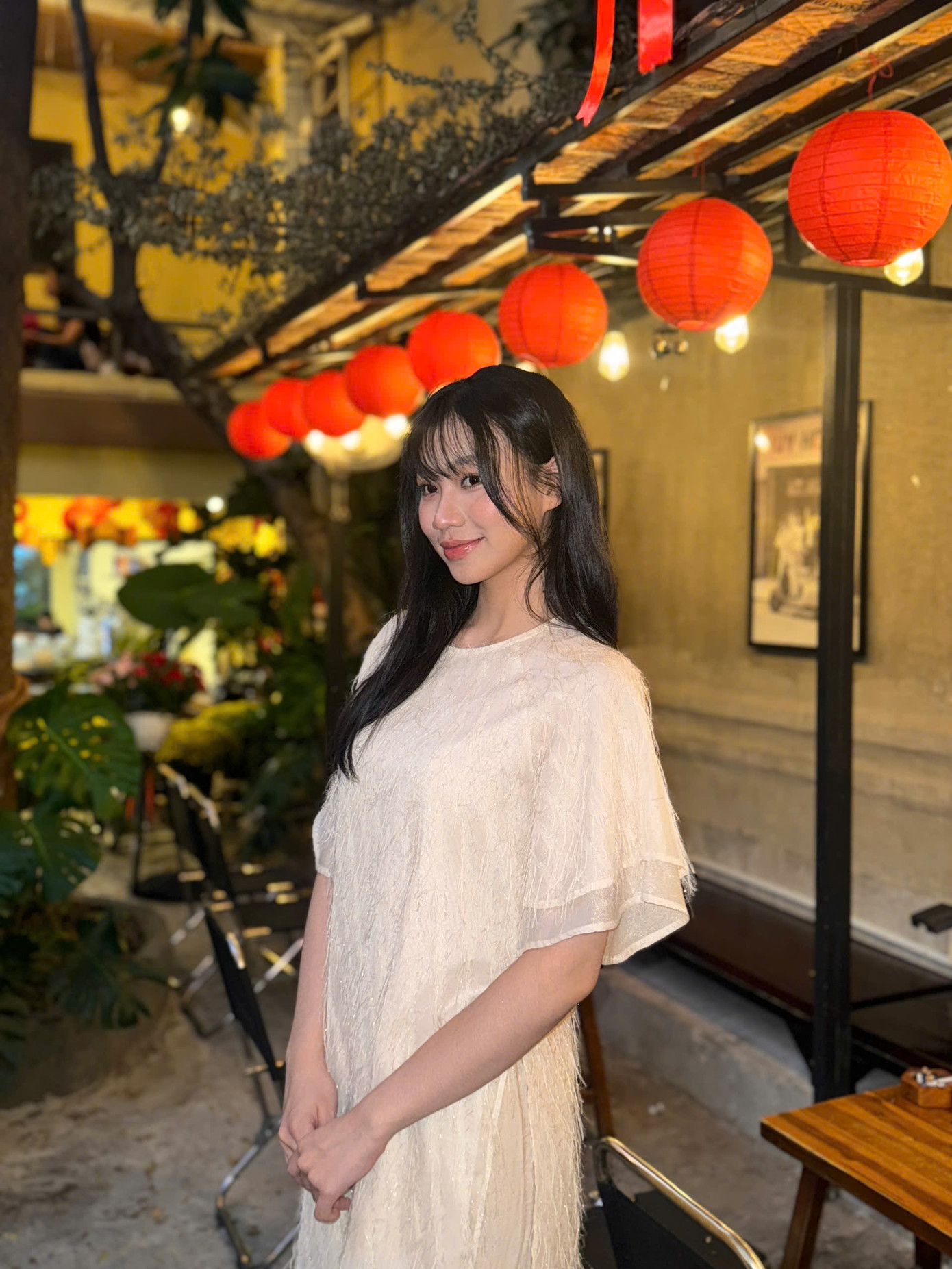 Khác với nét sắc sảo trên sân khấu, ngoài đời Huyền Cơ có phong cách ăn mặc giản dị, năng động.