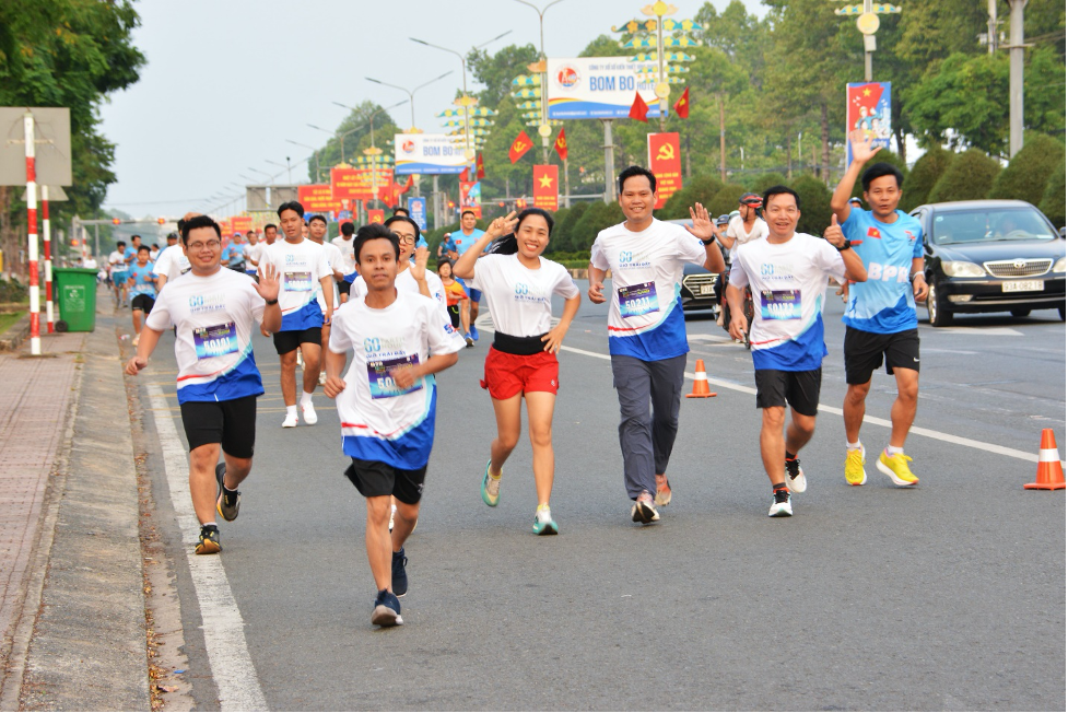 Trên 300 CBCNV ngành điện lực phía Nam và các ban, ngành, đoàn thể và người dân trên địa bàn tỉnh Bình Phước tham gia giải chạy. Trên 300 CBCNV ngành điện lực phía Nam và các ban, ngành, đoàn thể và người dân trên địa bàn tỉnh Bình Phước tham gia giải chạy.