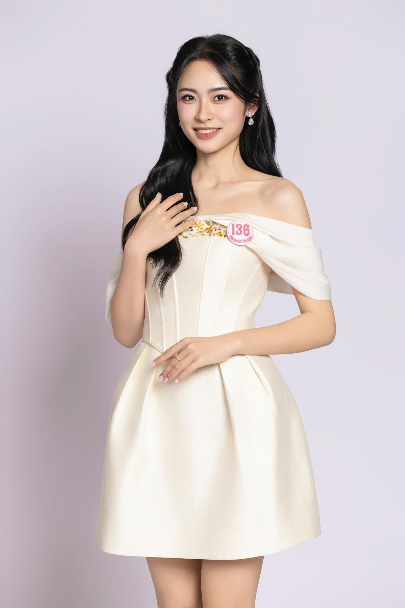 Thí sinh Nguyễn Thị Vân Nhi, SBD 136, sinh năm 2005, đến từ Hải Phòng, sinh viên Đại học Phenikaa là một trong top 41 thí sinh của vòng chung khảo Hoa hậu Việt Nam 2024.