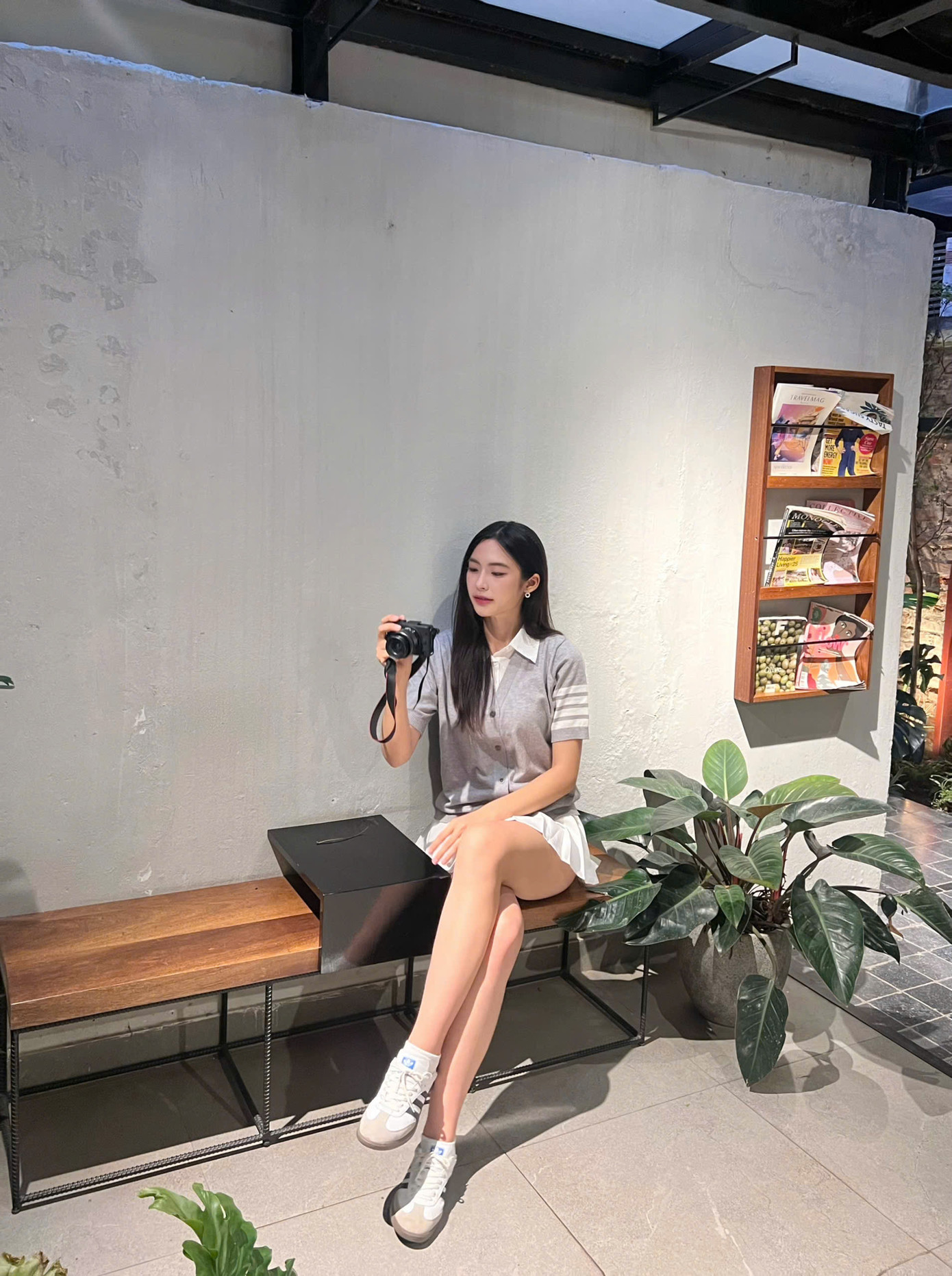 Ngoài đời, cô gái 20 tuổi có phong cách thời trang giản dị, năng động. Vân Nhi chuộng mặc áo sơ-mi trắng dáng rộng, phối cùng chân váy.