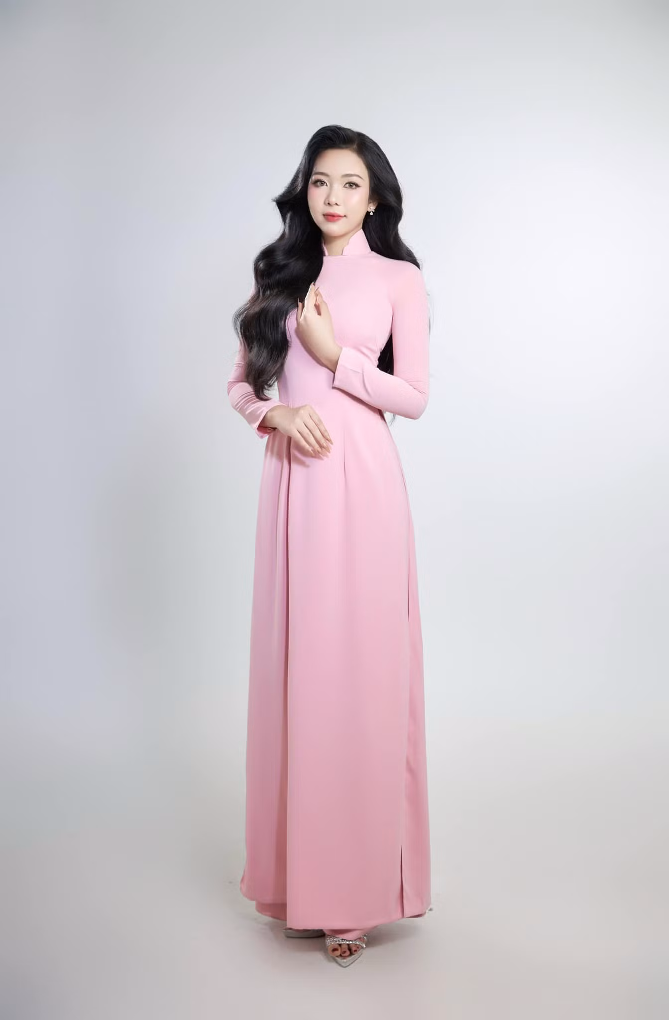 Trước đó, Ngọc Ánh chia sẻ cô cao 1,8 m. Sau khi đo nhân trắc học ở sơ khảo phía Nam, chỉ số chiều cao của cô gái Huế là 1,77 m.