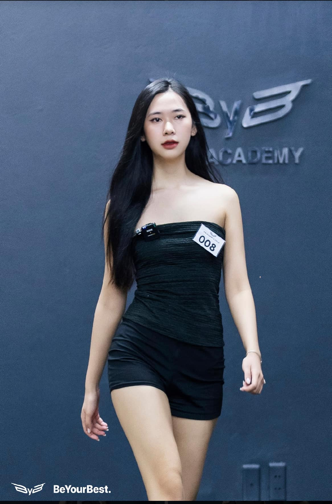 Quý Lan cũng yêu thích và theo đuổi công việc người mẫu trên sàn diễn thời trang.