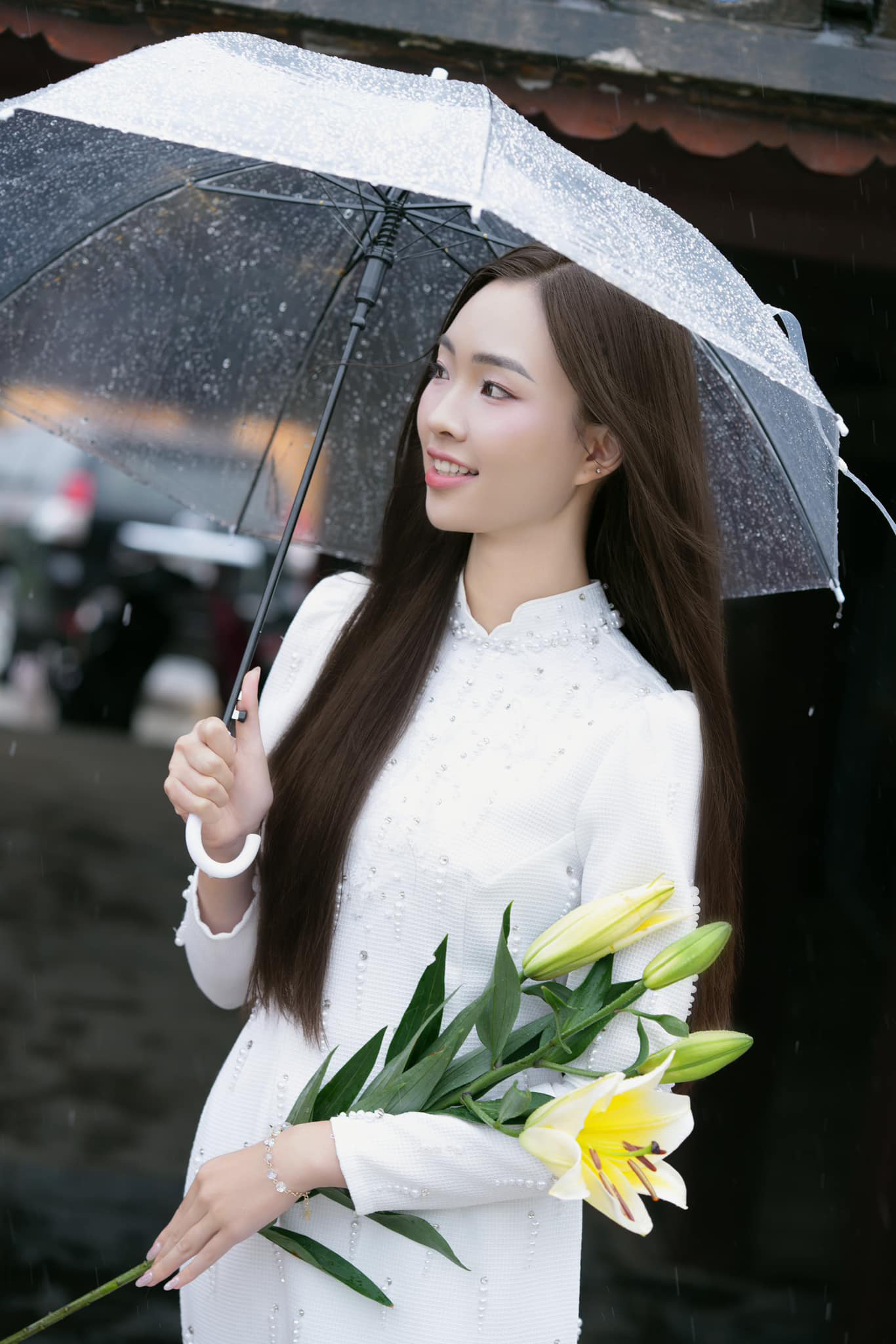 Hồng Duyên và nhóm bạn của mình đến bệnh viện xin những thai nhi bị bỏ rơi mang về mai táng. Họ cũng nhận nuôi những bà mẹ đơn thân đang có mong muốn sinh con.