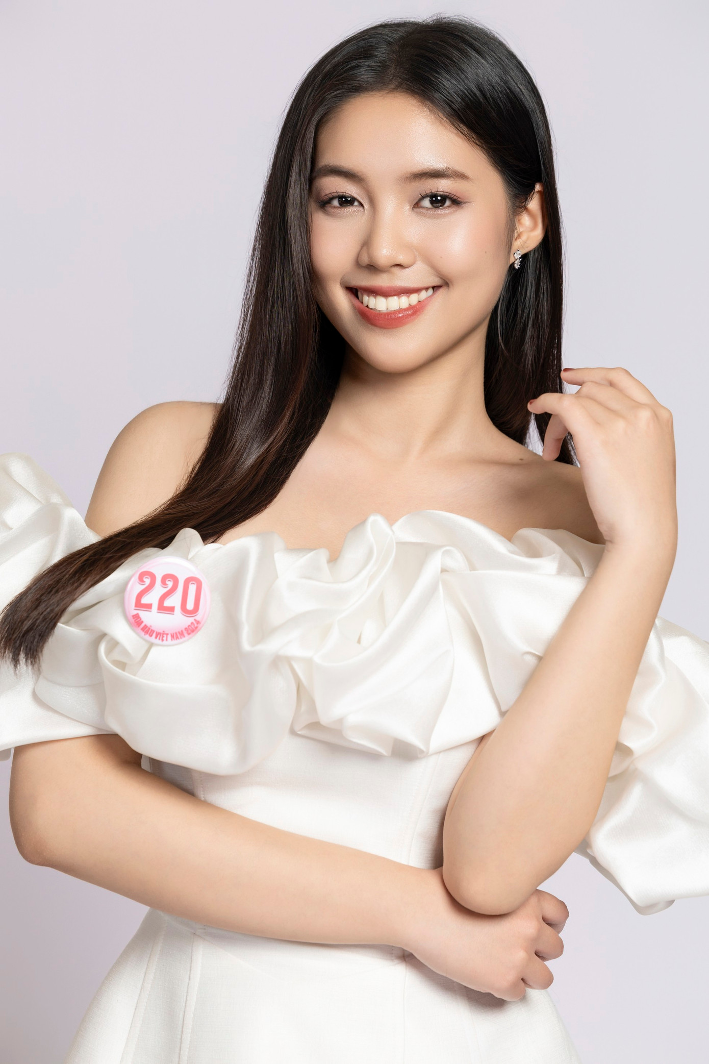 Trần Ngọc Châu Anh gây chú ý tại cuộc thi Hoa hậu Việt Nam 2024 khi là Thiếu úy Quân nhân chuyên nghiệp. Cô đang công tác tại Khoa Âm nhạc, Đại học Văn hóa Nghệ thuật Quân đội, đồng thời theo học chuyên ngành Piano tại Học viện Âm nhạc quốc gia Việt Nam.