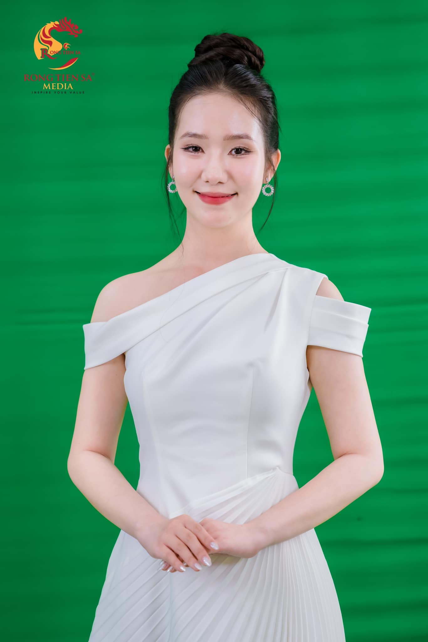 Từng dự thi hoa khôi nhưng Phương Nhi bất ngờ vì các bác sĩ nhân trắc học ở Hoa hậu Việt Nam kiểm tra rất kỹ càng từng chi tiết trên gương mặt và hình thể của thí sinh.