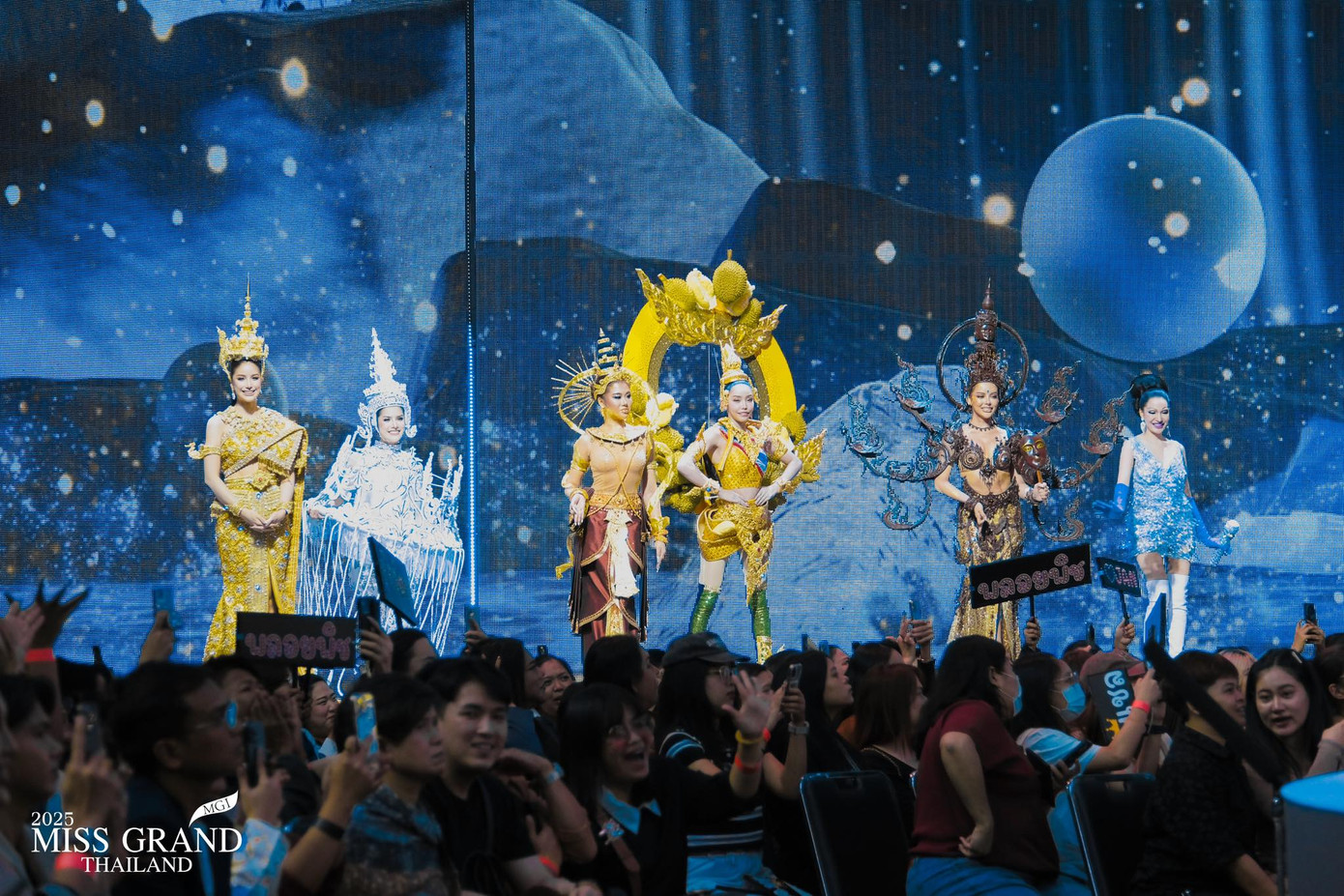 Phần thi trang phục dân tộc của cuộc thi Hoa hậu Hòa bình Thái Lan 2025 đã diễn ra tối 24/3 với sự tham gia của 77 thí sinh đại diện cho các tỉnh, thành. Đây là phần thi được nhiều fan sắc đẹp mong chờ vì sự đầu tư công phu, hoành tráng của các thí sinh.