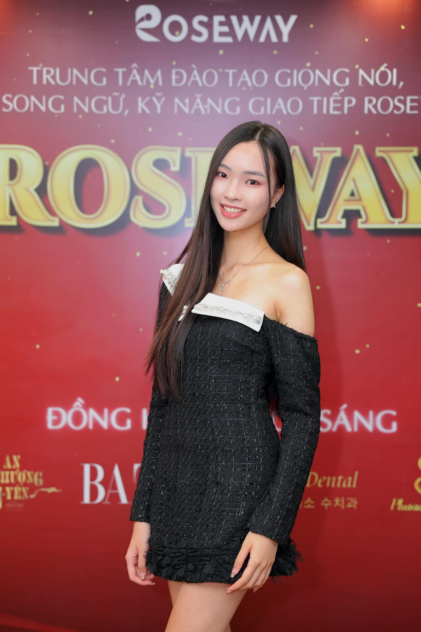 Tại vòng đo nhân trắc, Hồng Duyên cảm thấy may mắn vì vẫn giữ nguyên được chiều cao. "Sau khi đo nhân trắc, nhiều bạn bị giảm chiều cao. Tôi cảm thấy may mắn vì vẫn giữ nguyên được chiều cao 1,72 m", cô nói.