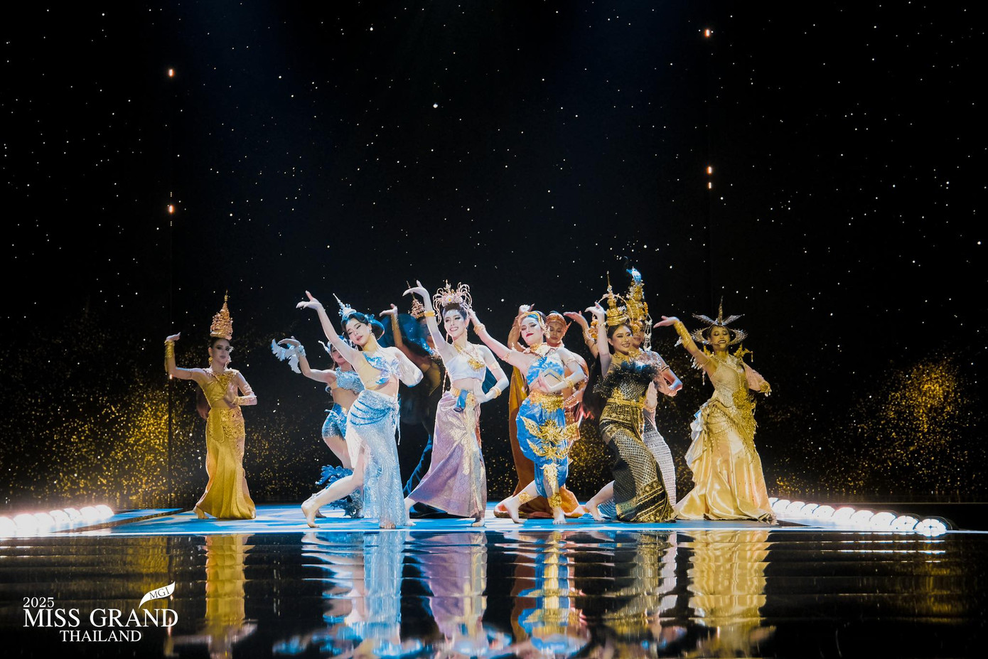 77 thí sinh mang đến những nét đặc sắc trong văn hóa của các tỉnh, thành ở Thái Lan, cho thấy đây là một đất nước phong phú, đa dạng về văn hóa truyền thống. Ban tổ chức cũng đầu tư chỉn chu, chuyên nghiệp về sân khấu, âm thanh, ánh sáng - tạo sự hấp dẫn cho phần thi.