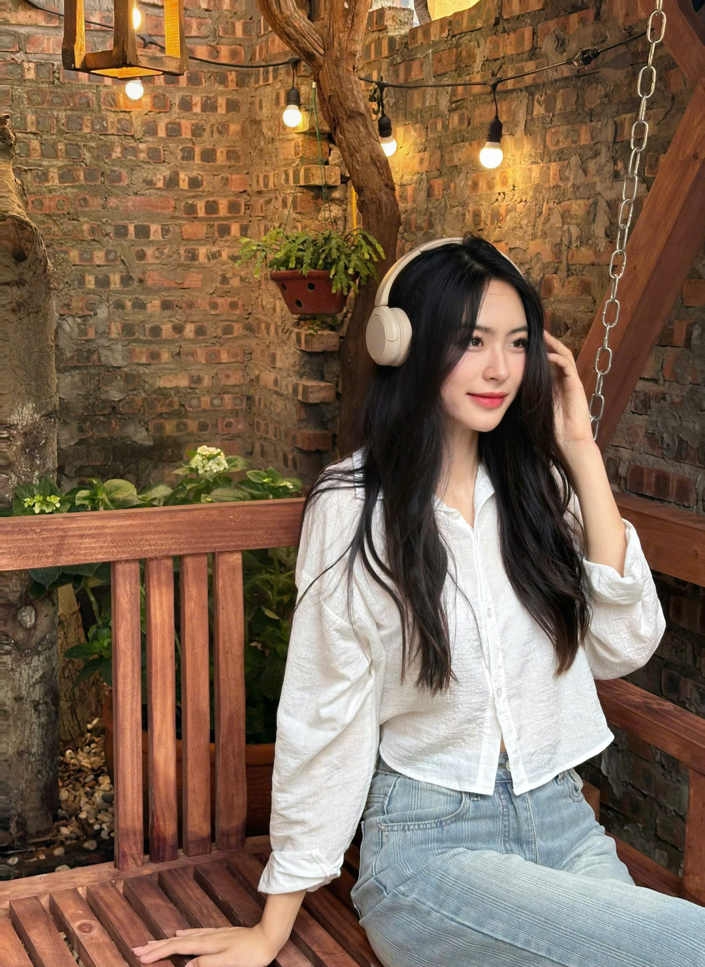 Ở phòng nhân trắc học, Vân Nhi bất ngờ vì sự nghiêm túc, chuẩn chỉnh, các bác sĩ nắn từng chiếc mũi, nặn từng chiếc cằm để kiểm tra.