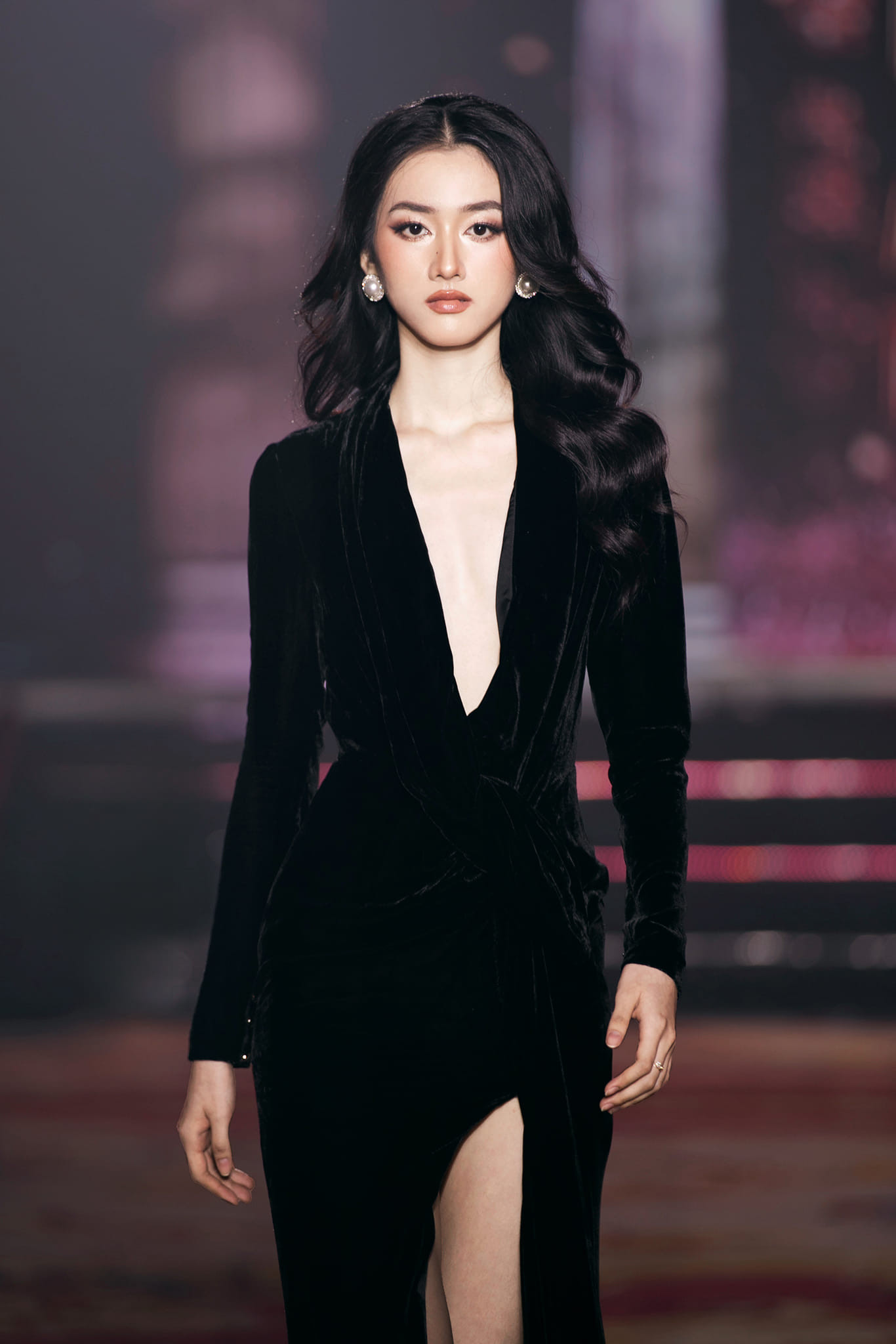 Bên cạnh đó, Hải Yến dành thời gian theo đuổi công việc người mẫu tự do. Cô trình diễn cho nhiều nhà thiết kế. Hải Yến nổi bật trên sàn diễn với chiều cao ấn tượng, thần thái sắc lạnh và những sải bước tự tin.