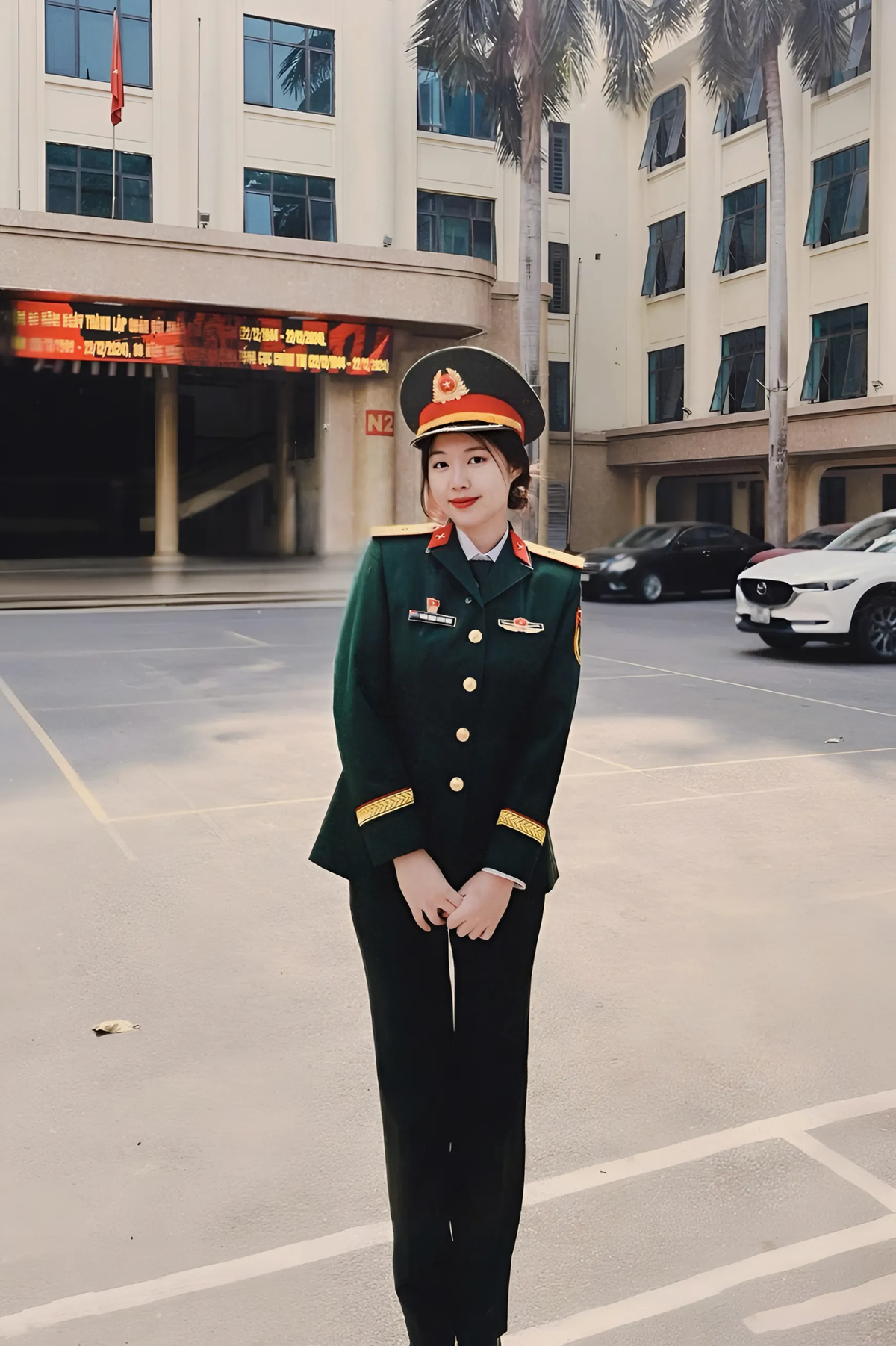 Châu Anh sinh ra trong một gia đình có bề dày truyền thống cách mạng, có ông nội là một người lính đầy kiên trung, từng viết đơn xin nhập ngũ bằng máu và bố là một sĩ quan cấp cao trong quân đội. Trưởng thành trong một gia đình như vậy đã trở thành nguồn động lực thôi thúc Châu Anh quyết định khoác lên mình màu áo xanh. Cô chọn học tại Đại học Văn hóa Nghệ thuật Quân đội để vừa phát triển tài năng âm nhạc, vừa phát huy truyền thống cách mạng của gia đình.