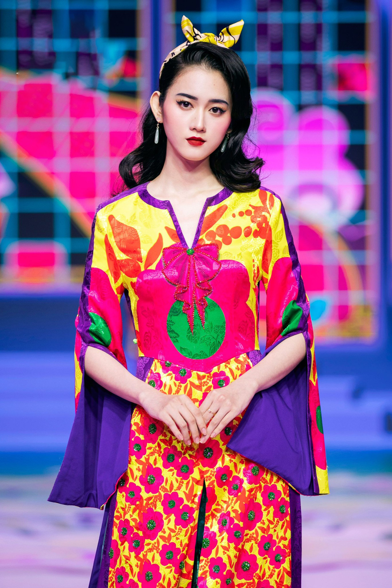 Cô biến hóa nhiều phong cách trên sàn catwalk.