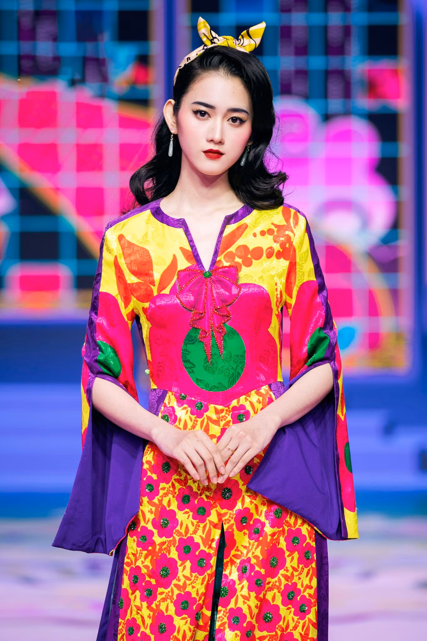 Cô biến hóa nhiều phong cách trên sàn catwalk.