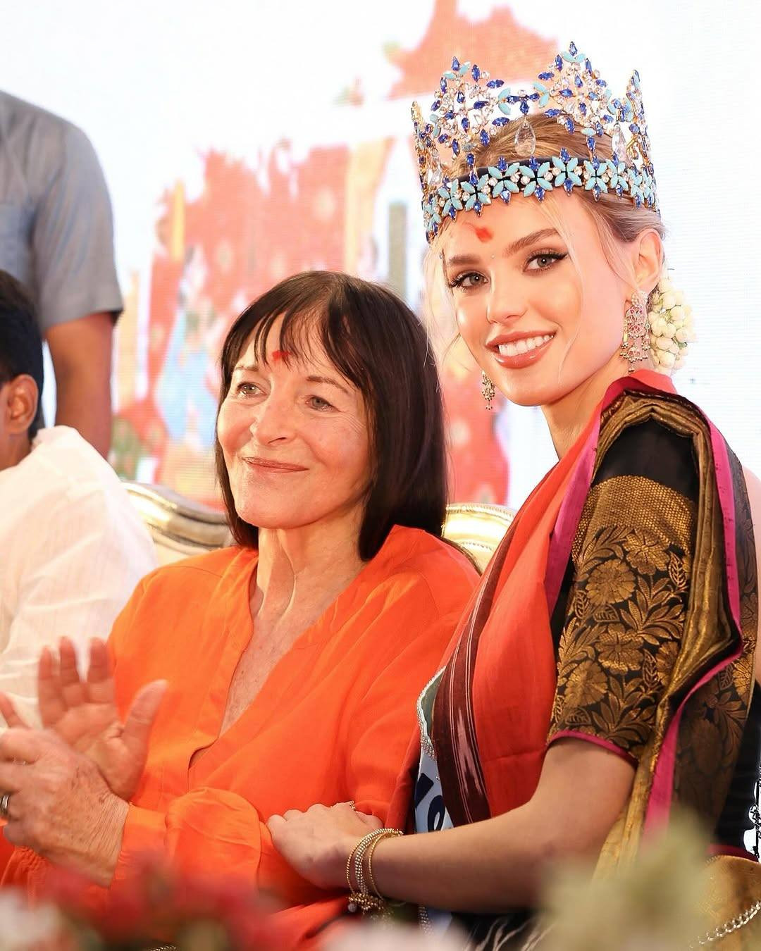 Bà Julia Morley - Chủ tịch Miss World và đương kim Hoa hậu thế giới Krystyna Pyszková tại cuộc họp báo.