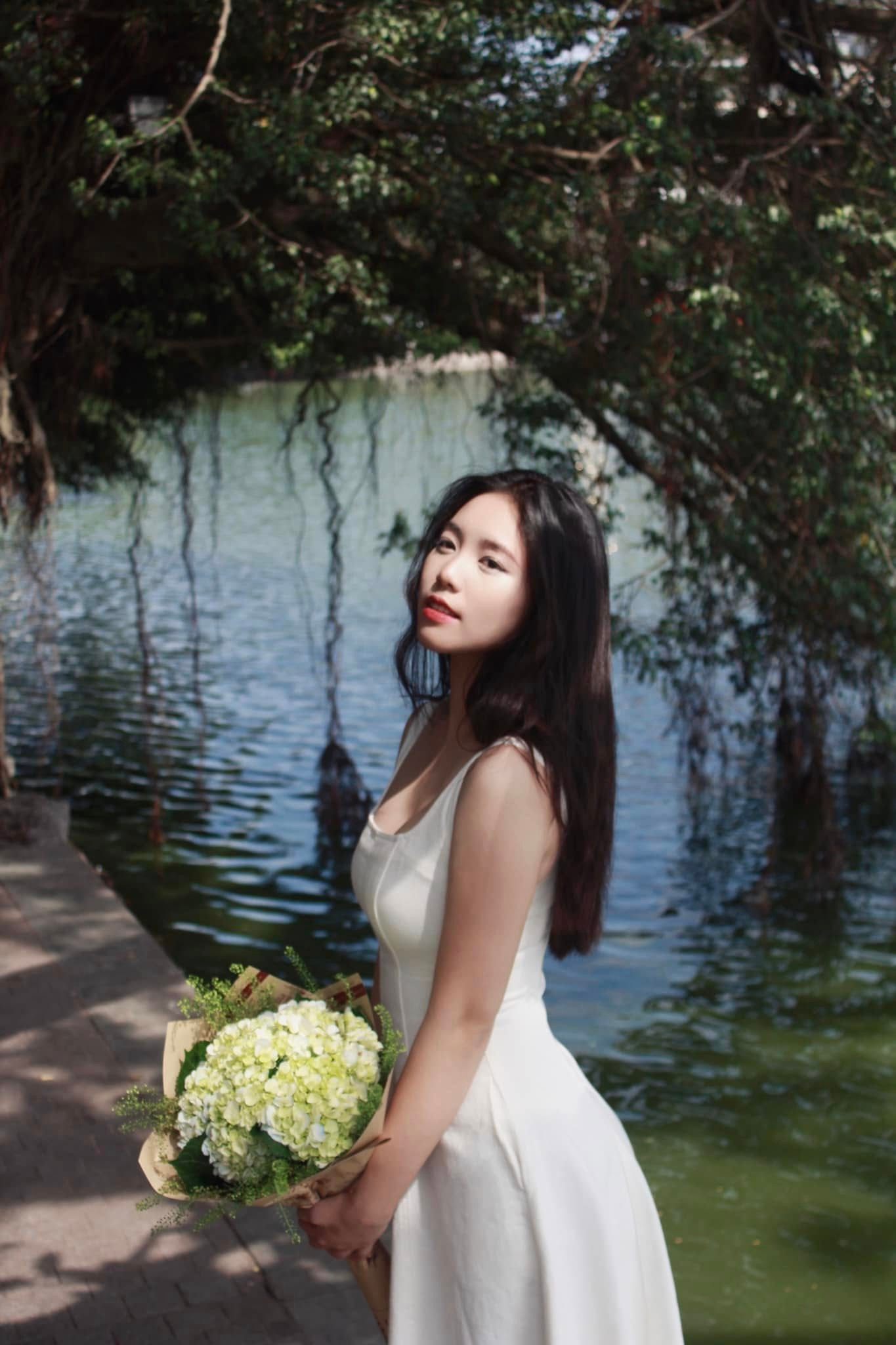 Sau khi tốt nghiệp hệ trung cấp tại Đại học Văn hóa Nghệ thuật Quân đội, cô thi vào Học viện Âm nhạc quốc gia Việt Nam. Cô cũng giành được giải cao trong các cuộc thi âm nhạc, tiếng Anh tại trường.