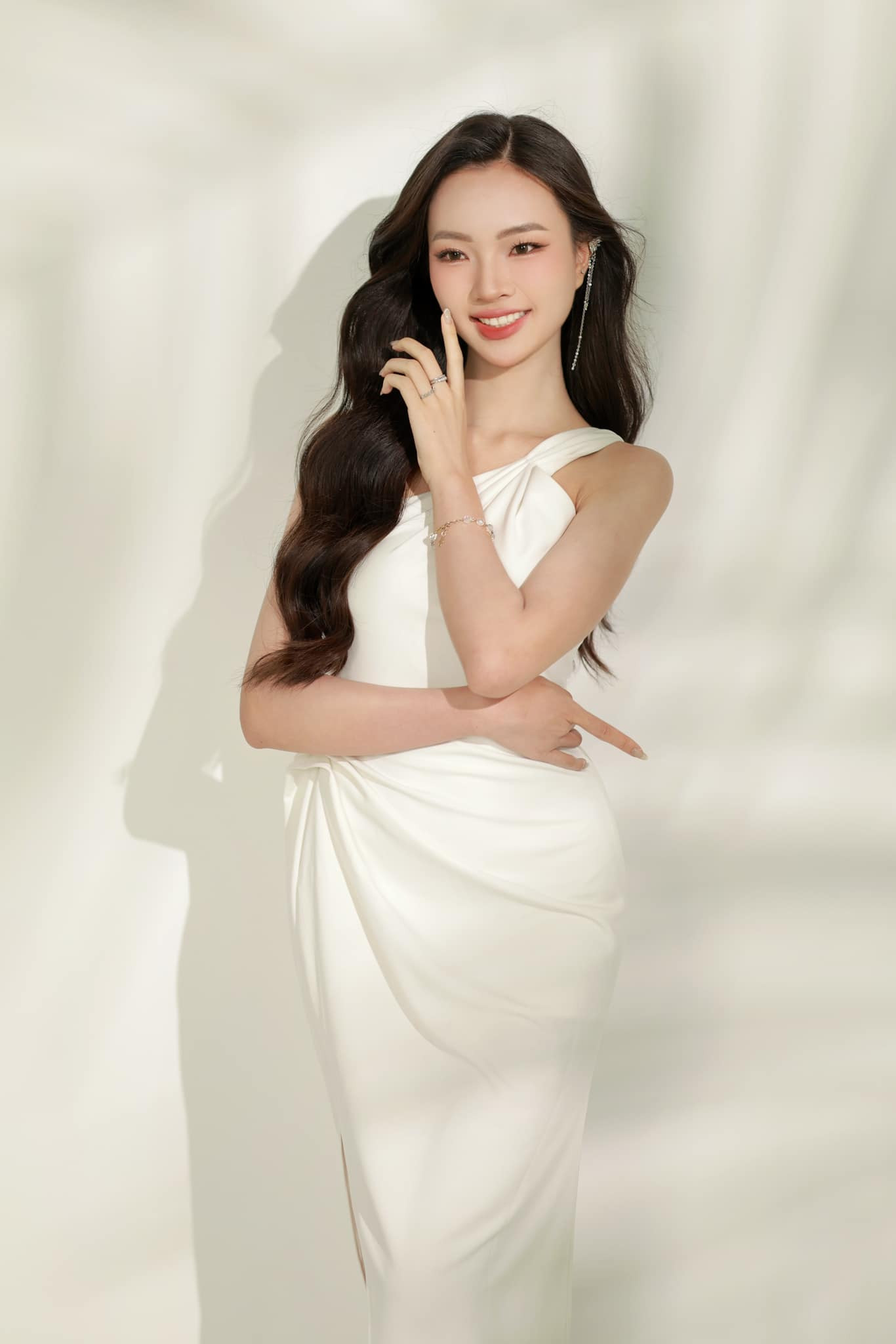 Hồng Duyên cho biết sau khi thi đại học, cô ăn uống thoải mái nên bị tăng cân, chạm mốc 58 kg. Sau đó, cô tập gym, ăn uống healthy và giảm được còn 51 kg, thân hình thon gọn và săn chắc hơn.