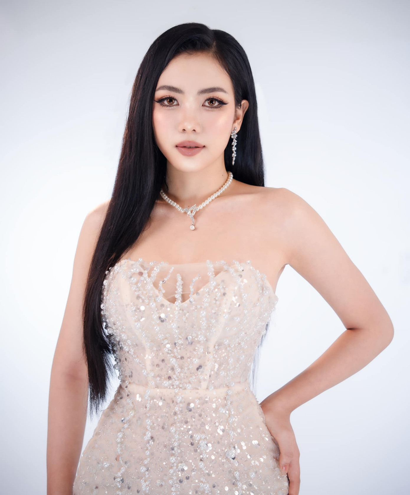 Ngọc Ánh có gương mặt tròn với những đường nét sắc sảo, cuốn hút.