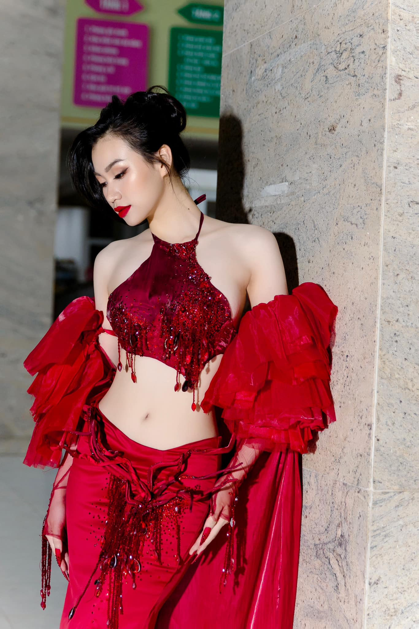 Huyền Cơ khoe vòng eo 58 cm khi trình diễn trong một chương trình thời trang. Tuy chưa có nhiều năm kinh nghiệm làm người mẫu nhưng Huyền Cơ được nhận xét có nhan sắc cuốn hút trên sàn diễn.