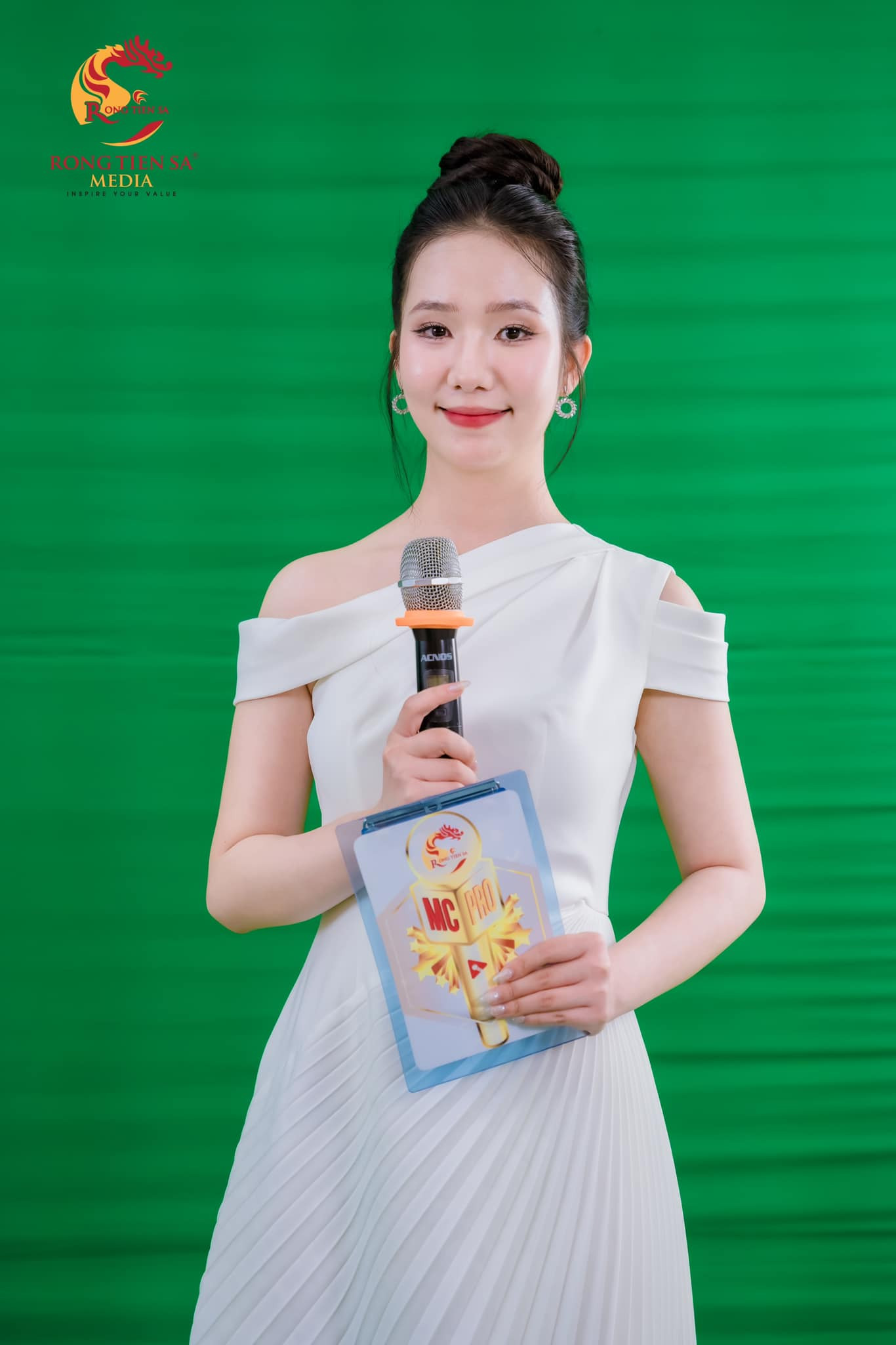 Từng dự thi hoa khôi nhưng Phương Nhi bất ngờ vì các bác sĩ nhân trắc học ở Hoa hậu Việt Nam kiểm tra rất kỹ càng từng chi tiết trên gương mặt và hình thể của thí sinh.