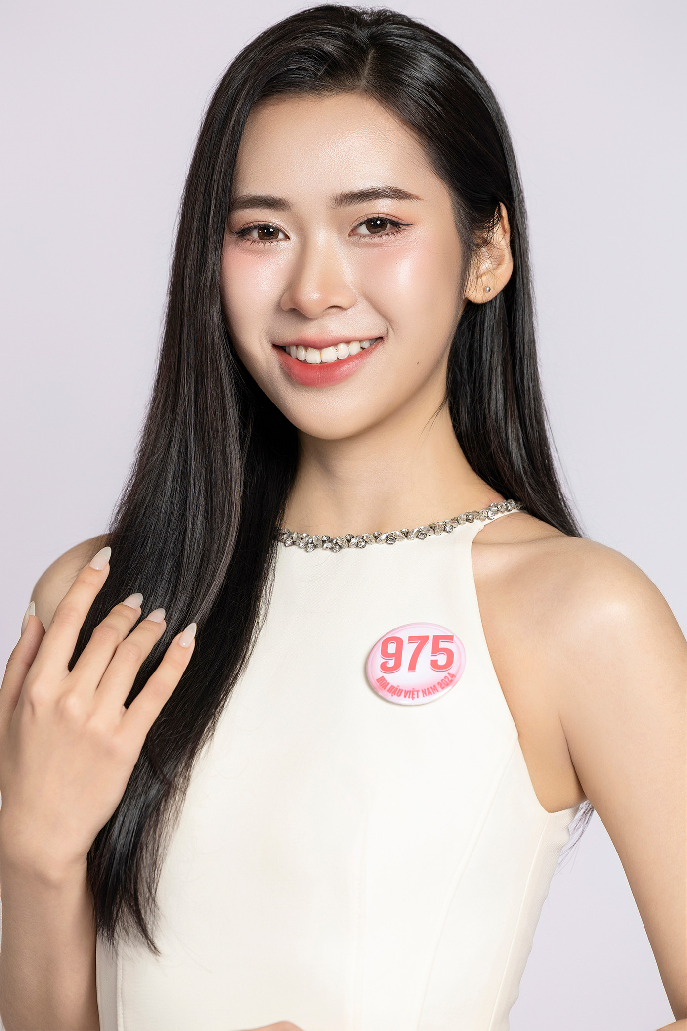 Thí sinh Hoàng Quý Lan, SBD 975, sinh năm 2003, đến từ Cao Bằng, sinh viên Đại học Ngoại thương Hà Nội.