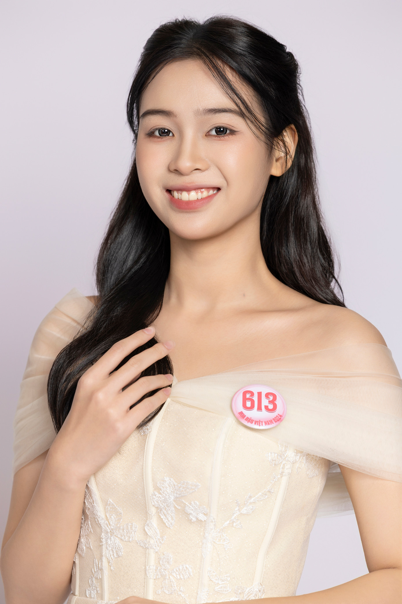 Thí sinh Lê Hoàng Khánh Linh, SBD 613, sinh năm 2005, đến từ Tuyên Quang, sinh viên Đại học Thương Mại Hà Nội.