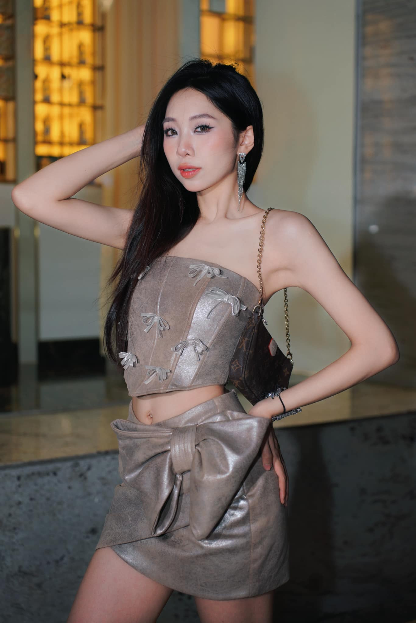 Chia sẻ về lý do theo đuổi hai đại học, Thùy Dương nói: "Đối với tôi, tri thức là vô tận, không có điểm dừng. Chỉ có tri thức mới có thể giúp tôi phát triển và tỏa sáng".