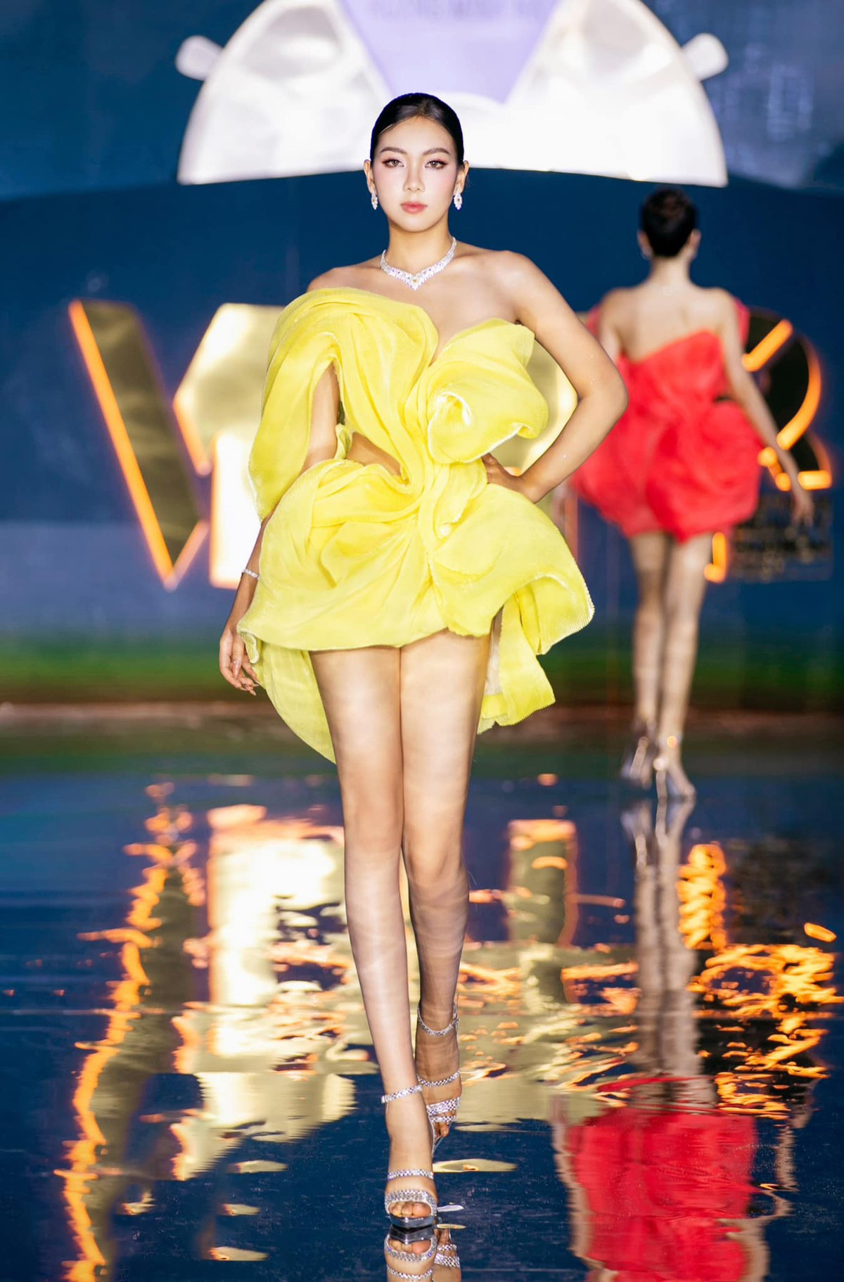 Năm 2024, Ngọc Ánh từng lọt vào vòng chung kết một cuộc thi sắc đẹp cấp quốc gia. Tham gia cuộc thi, cô có cơ hội sải bước trên sàn diễn chuyên nghiệp, khoác lên mình những thiết kế cá tính. Cô gái Huế được nhận xét phù hợp với phong cách phá cách, hiện đại.