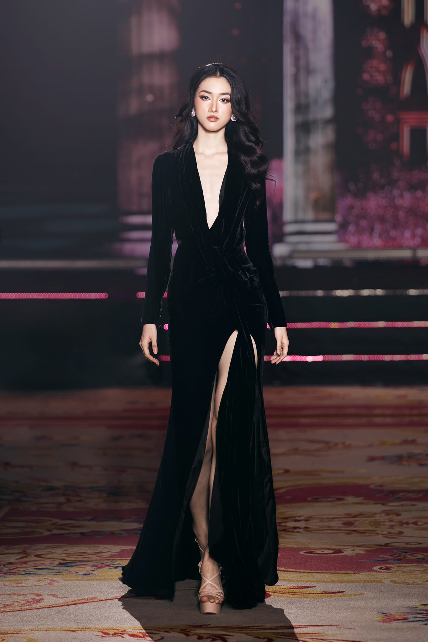 Bên cạnh đó, Hải Yến dành thời gian theo đuổi công việc người mẫu tự do. Cô trình diễn cho nhiều nhà thiết kế. Hải Yến nổi bật trên sàn diễn với chiều cao ấn tượng, thần thái sắc lạnh và những sải bước tự tin.