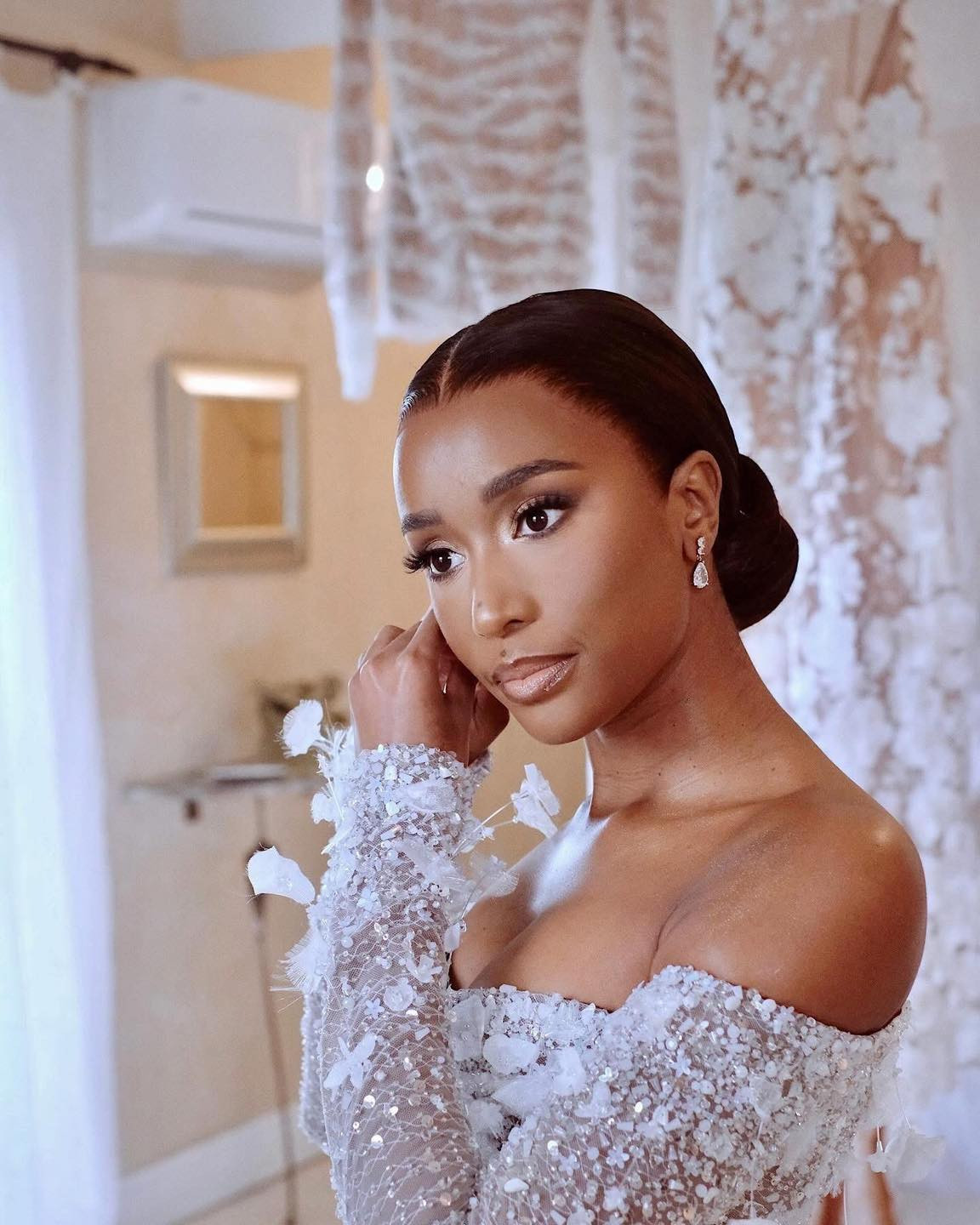 Hình ảnh Zozibini Tunzi trong hôn lễ.