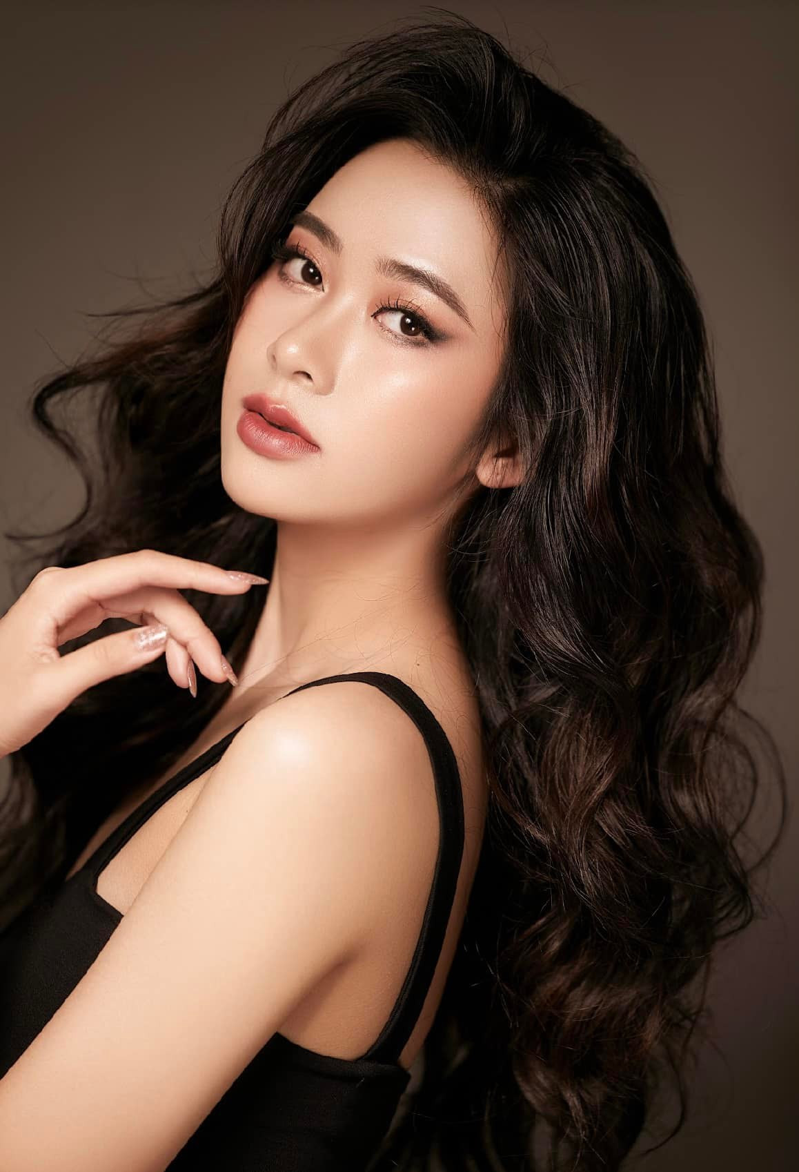 Cô chia sẻ: "Không chỉ gen Z, người phụ nữ thời nào cũng đẹp, đặc biệt là vẻ đẹp riêng biệt của người con gái Việt Nam. Cái đẹp cũng tồn tại ở nhiều hình thái khác nhau. Tôi muốn đem đến cuộc thi hình ảnh một cô gái không chỉ đẹp ở bề ngoài mà còn đẹp trong cốt cách, tâm hồn”.