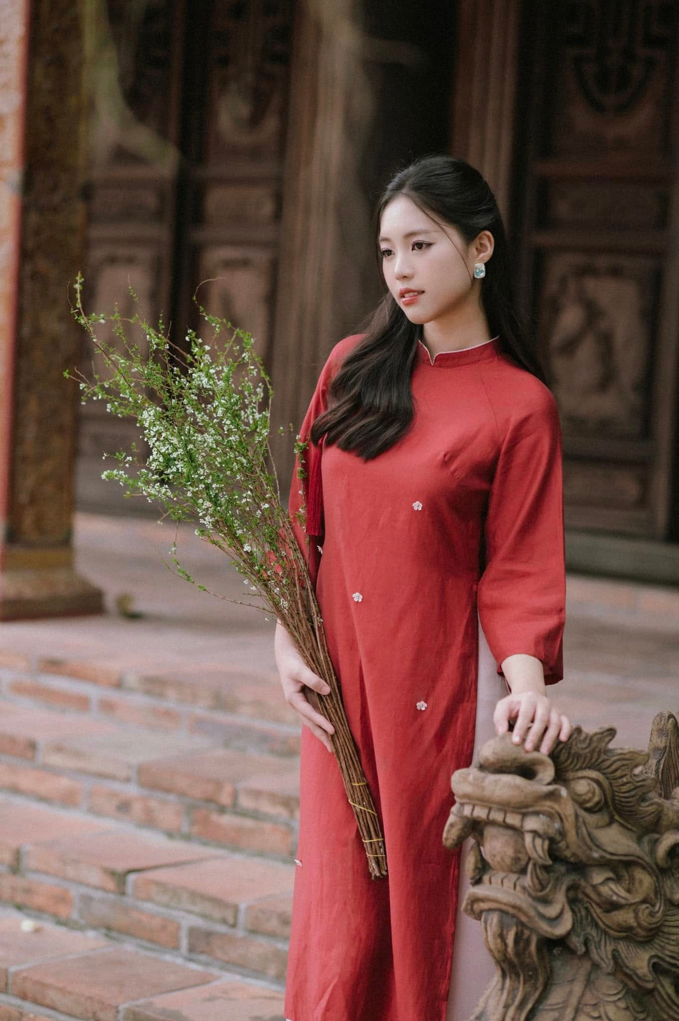 “Sau khi tôi nhận được tin vui lọt vào Top 41 thí sinh chung khảo, mẹ tôi đã nhắn lời chúc mừng, còn chị tôi thì xúc động đến mức không thể nói nên lời. Bố tôi, với kinh nghiệm là một cán bộ chính trị trong quân đội, luôn là người động viên và hướng dẫn tôi cách thuyết trình, giúp tôi tự tin hơn trong từng bước đi”, cô chia sẻ.