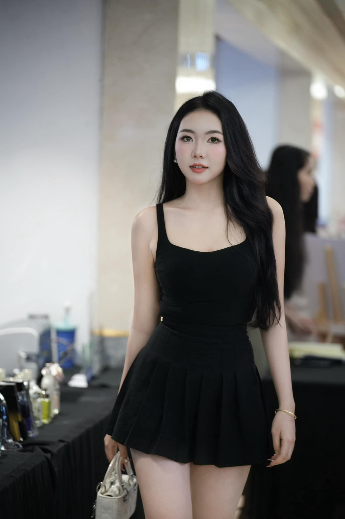 Khi còn học cấp ba, cô từng bị gọi là “Ánh khủng long” vì cao nổi trội. Tuy nhiên, chiều cao ấn tượng là yếu tố giúp cô tự tin khi tham gia các cuộc thi nhan sắc.