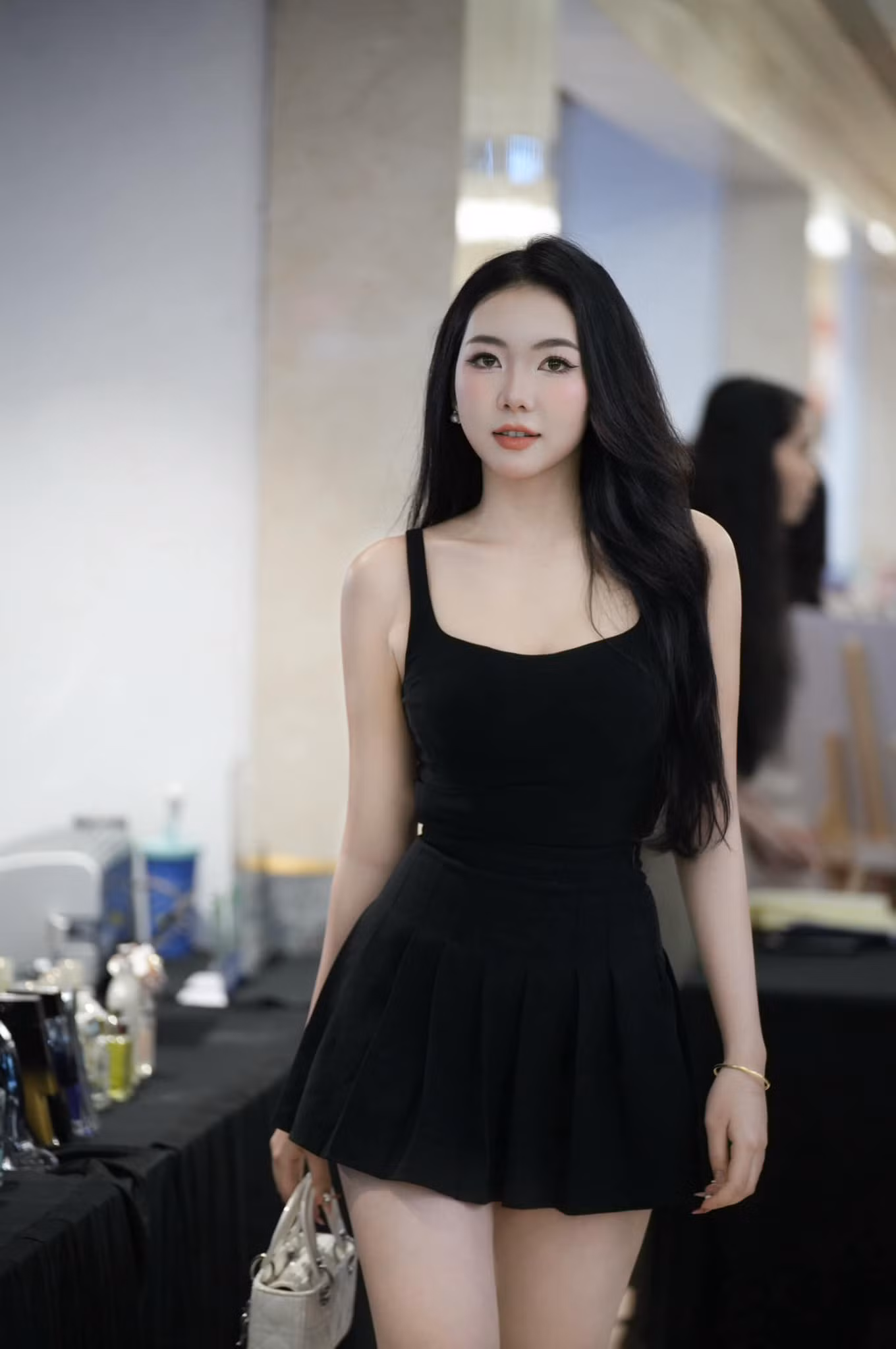 Khi còn học cấp ba, cô từng bị gọi là “Ánh khủng long” vì cao nổi trội. Tuy nhiên, chiều cao ấn tượng là yếu tố giúp cô tự tin khi tham gia các cuộc thi nhan sắc.