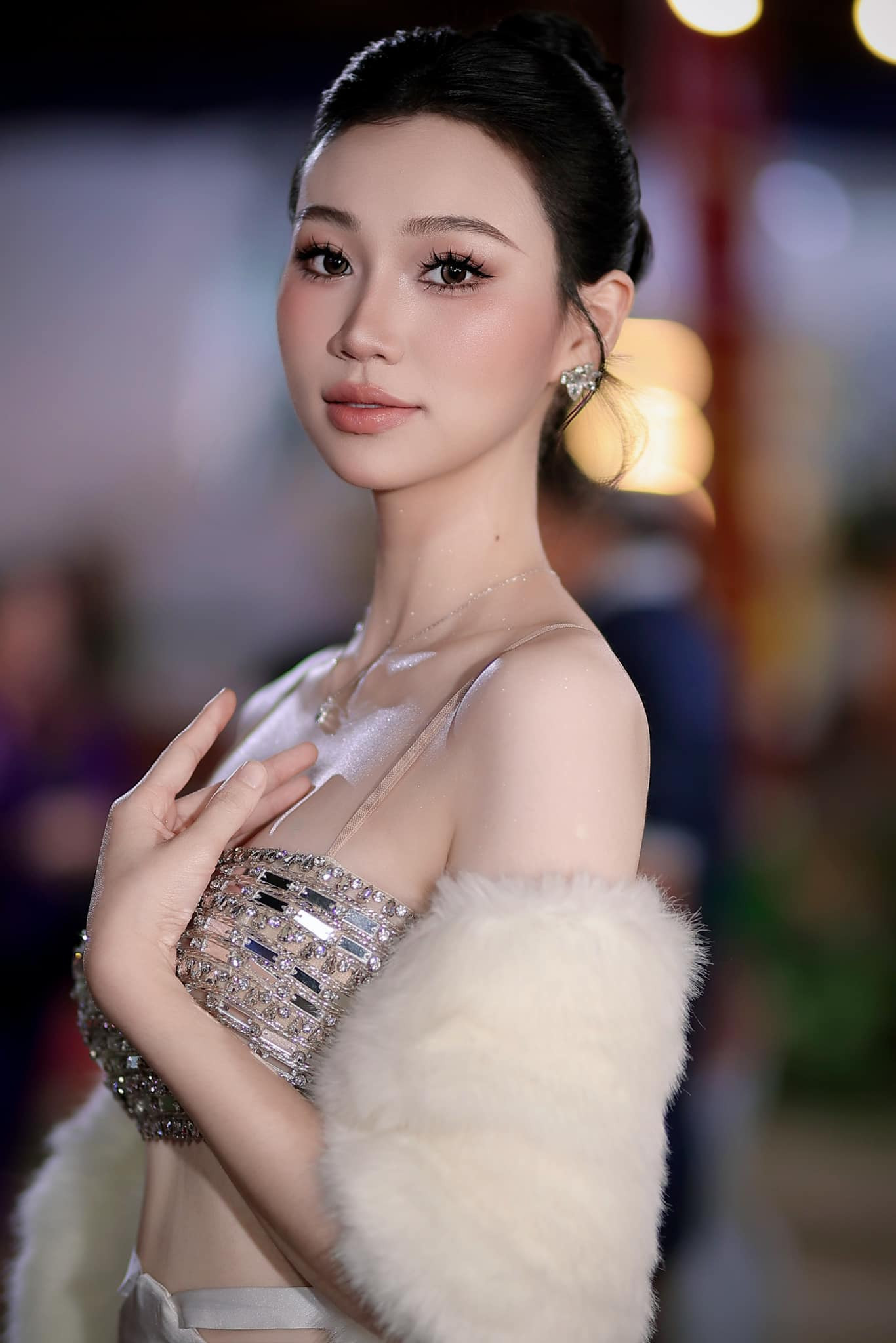 Huyền Cơ gây chú ý với gương mặt sắc sảo, nước da trắng cùng đôi chân thon dài. Người đẹp chăm chút cho vẻ ngoài chuyên nghiệp mỗi khi xuất hiện ở các sự kiện.