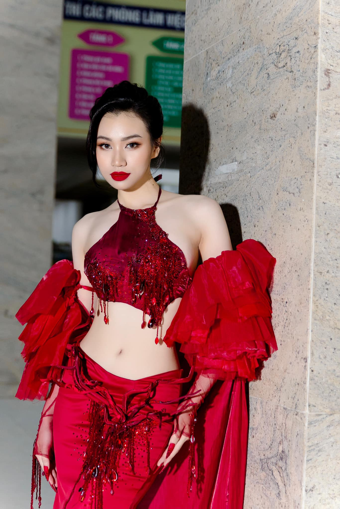 Huyền Cơ khoe vòng eo 58 cm khi trình diễn trong một chương trình thời trang. Tuy chưa có nhiều năm kinh nghiệm làm người mẫu nhưng Huyền Cơ được nhận xét có nhan sắc cuốn hút trên sàn diễn.