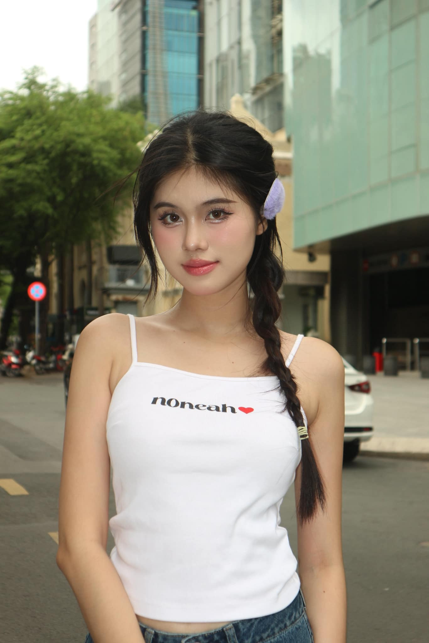 Ngoài đời thường, Bảo Hà theo đuổi phong cách thời trang nữ tính, nhẹ nhàng. Cách trang điểm tông nude giúp cô toát lên vẻ thanh thuần.