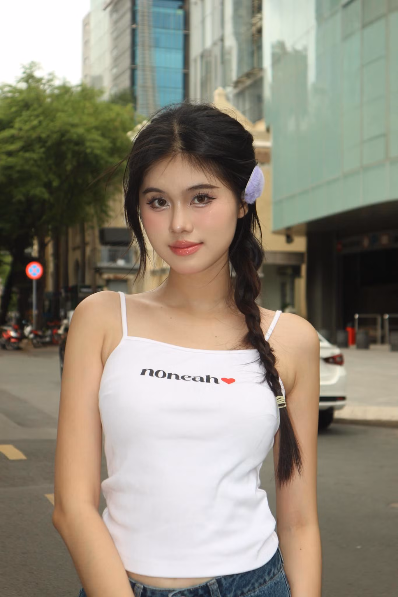 Ngoài đời thường, Bảo Hà theo đuổi phong cách thời trang nữ tính, nhẹ nhàng. Cách trang điểm tông nude giúp cô toát lên vẻ thanh thuần.