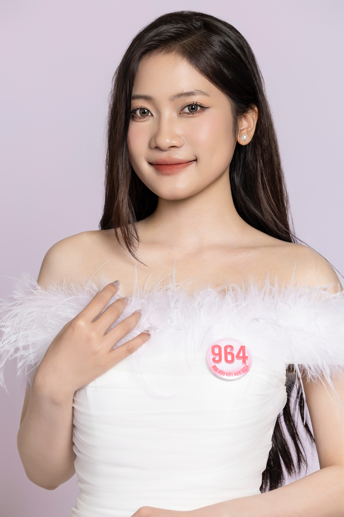 Thí sinh Phùng Thị Hương Giang, SBD 964, sinh năm 2004, đến từ Thanh Hóa, sinh viên Đại học Greenwich Việt Nam.