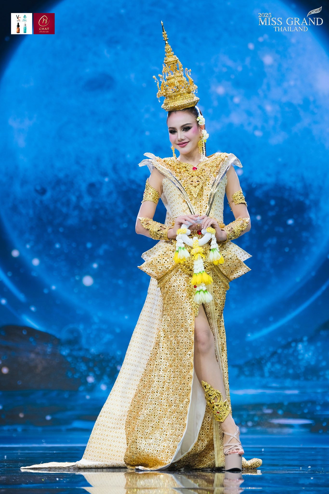 Trong đêm thi, nhiều thiết kế được lấy cảm hứng từ văn hóa ẩm thực của Thái Lan. Nhiều người đẹp mang váy áo được đính kết từ trái cây thật lên sân khấu. Họ không ngần ngại ăn những loại quả này và bày tỏ biểu cảm thích thú.